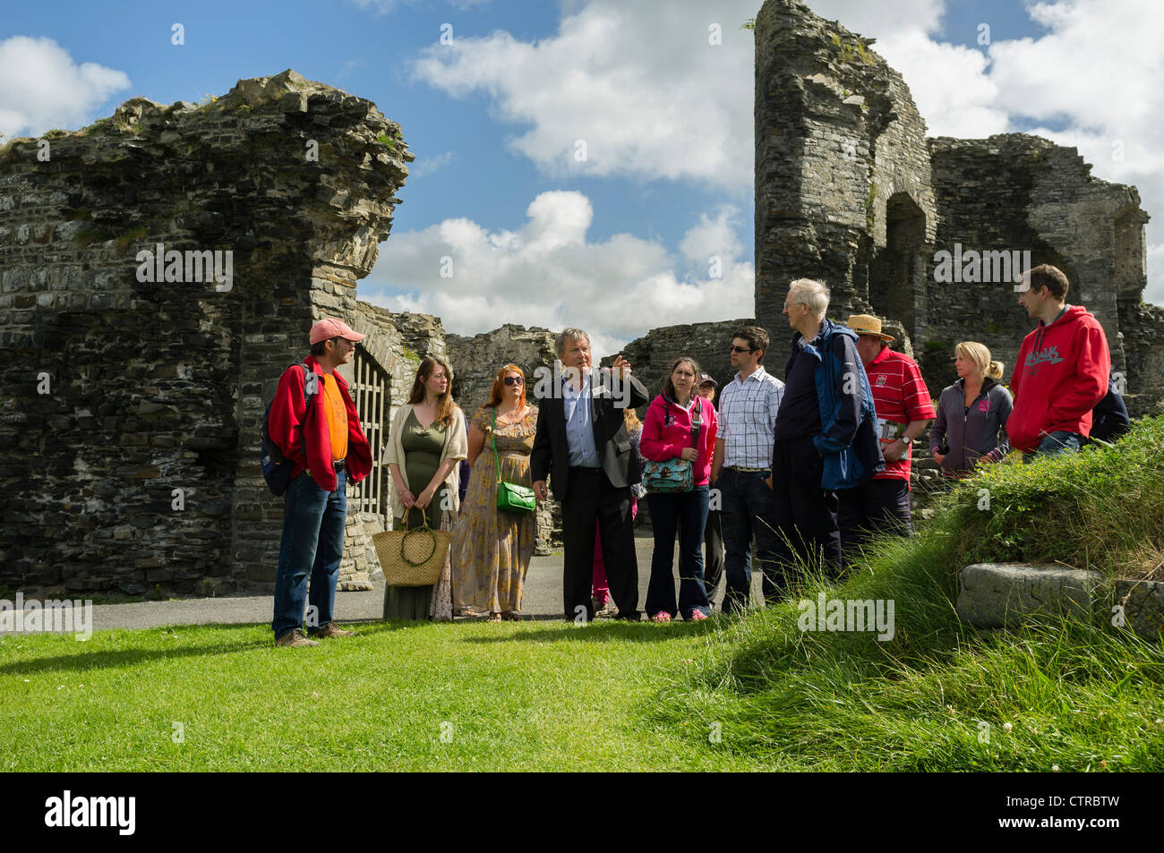 Historian DAVE BROWNE è a capo di un gruppo di persone su un percorso guidato di storia locale tour delle rovine di Aberystwyth Castle, Wales UK Foto Stock