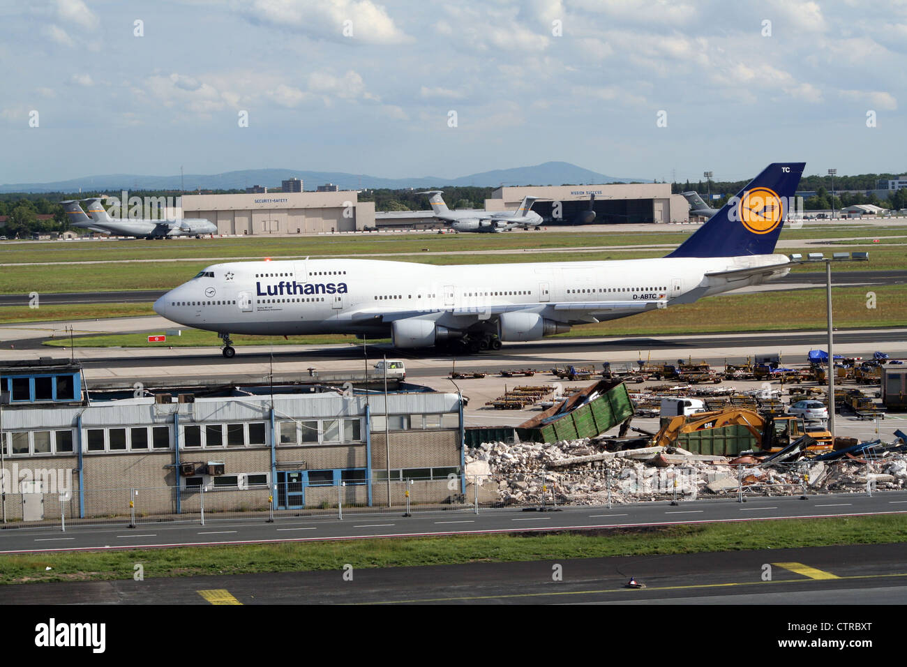 Lufthansa airlines boeing 747 all'aeroporto di Francoforte. nel retro della US Air Force aerei cargo all'ora chiusa rhein-main airbase Foto Stock