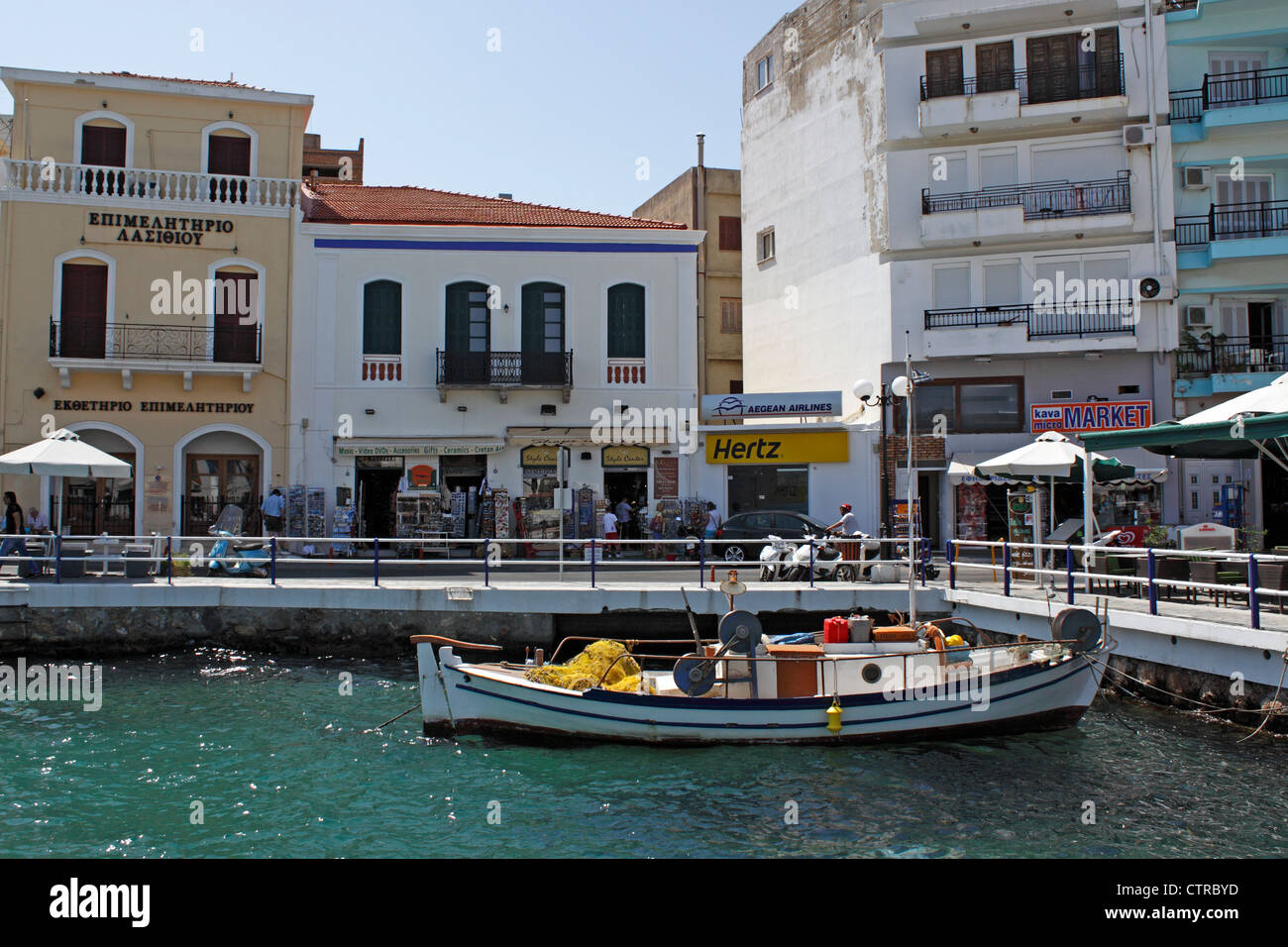 Il pittoresco lungomare di Aghios Nikolaos sull'isola greca di creta. L'Europa. Foto Stock