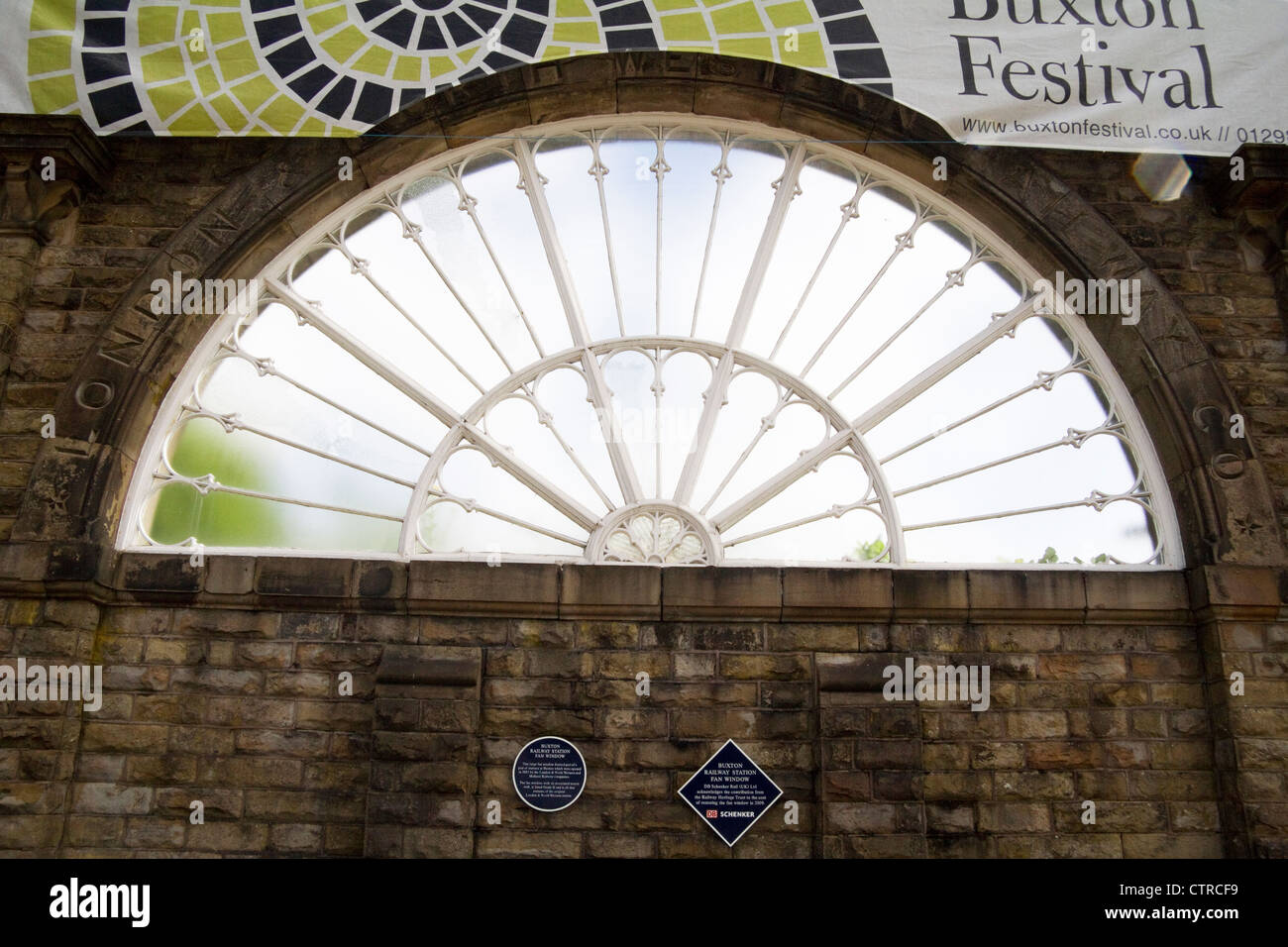 La finestra della ventola, Buxton stazione ferroviaria, Buxton, Derbyshire, England, Regno Unito Foto Stock