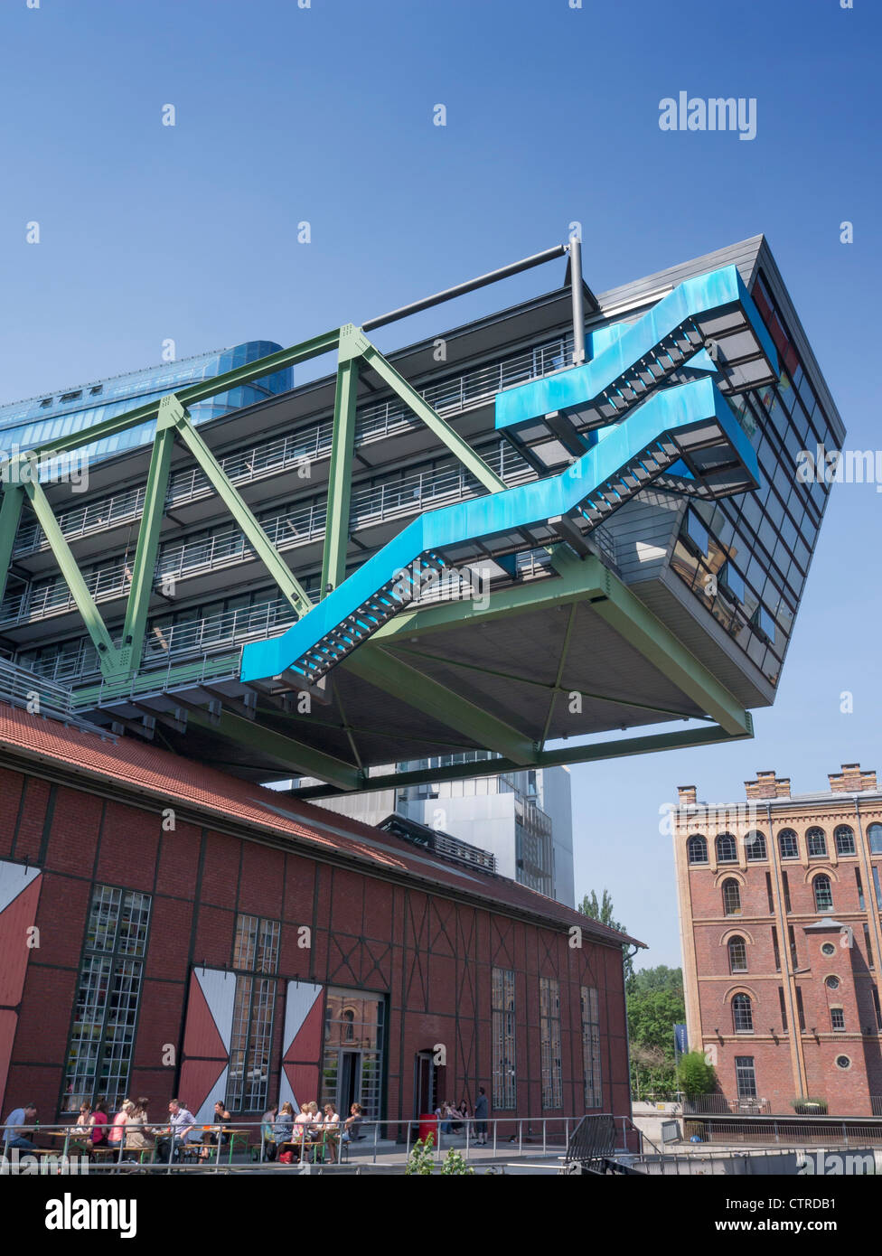 La moderna architettura di Ogilvy agenzia di pubblicità il quartier generale a Medienhafen o Media Harbour a Dusseldorf Germania Foto Stock