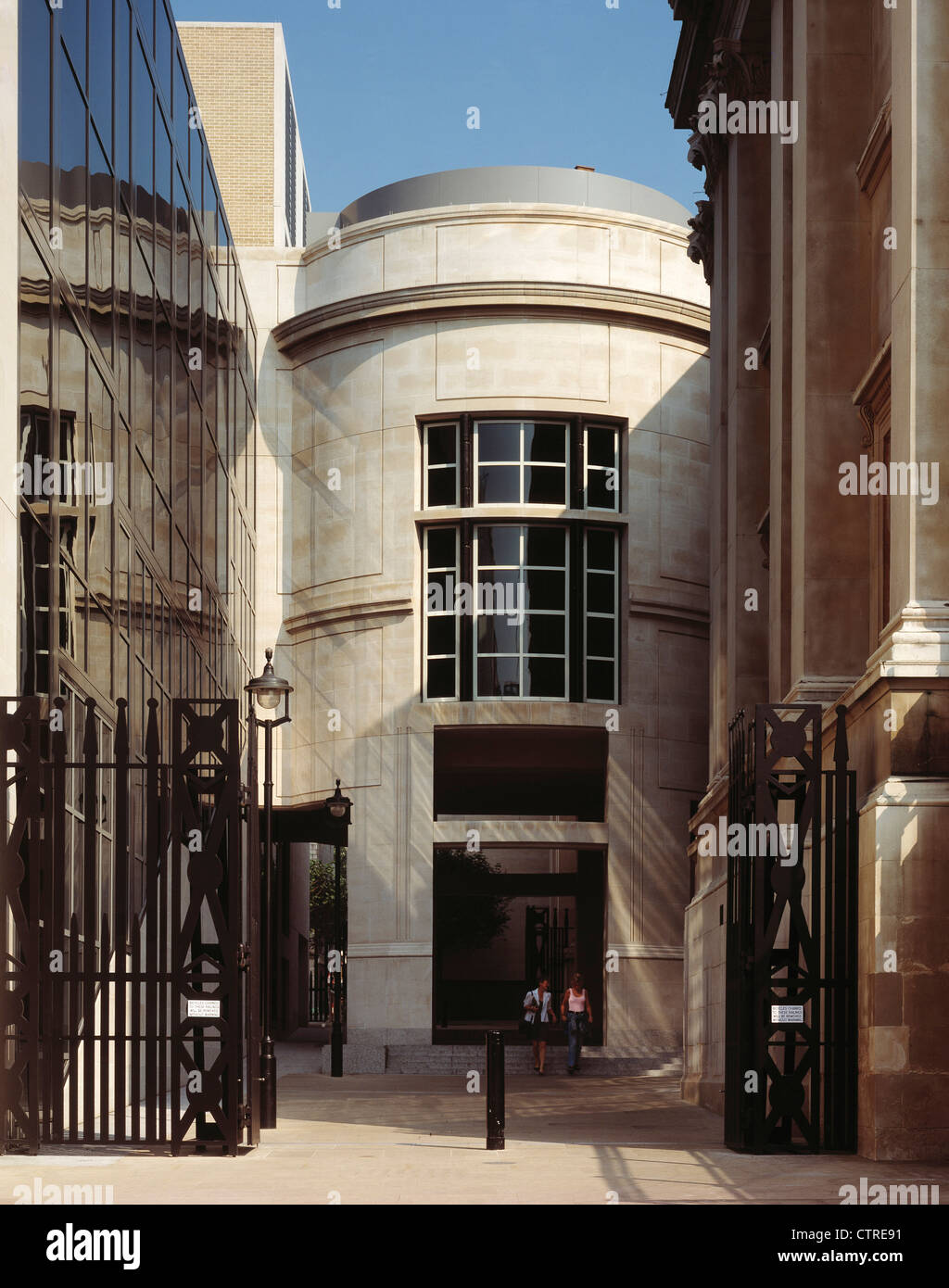 Galleria Nazionale di ingresso del sainsbury wing con parziale vista obliqua del vecchio muro sulla destra, nuova parete sulla sinistra. Foto Stock