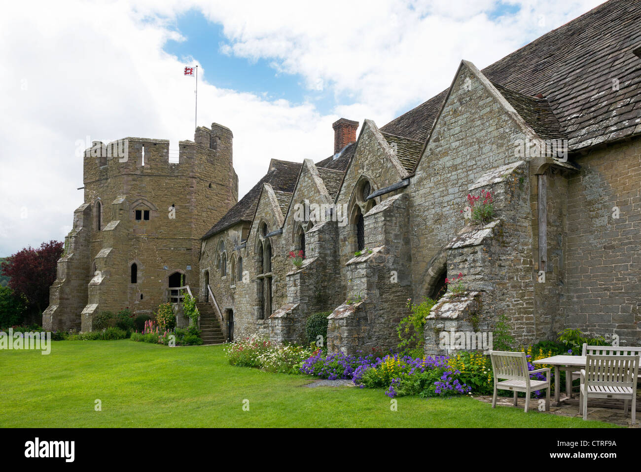 Torre Sud e Hall presso il castello di Stokesay Shropshire Inghilterra Foto Stock