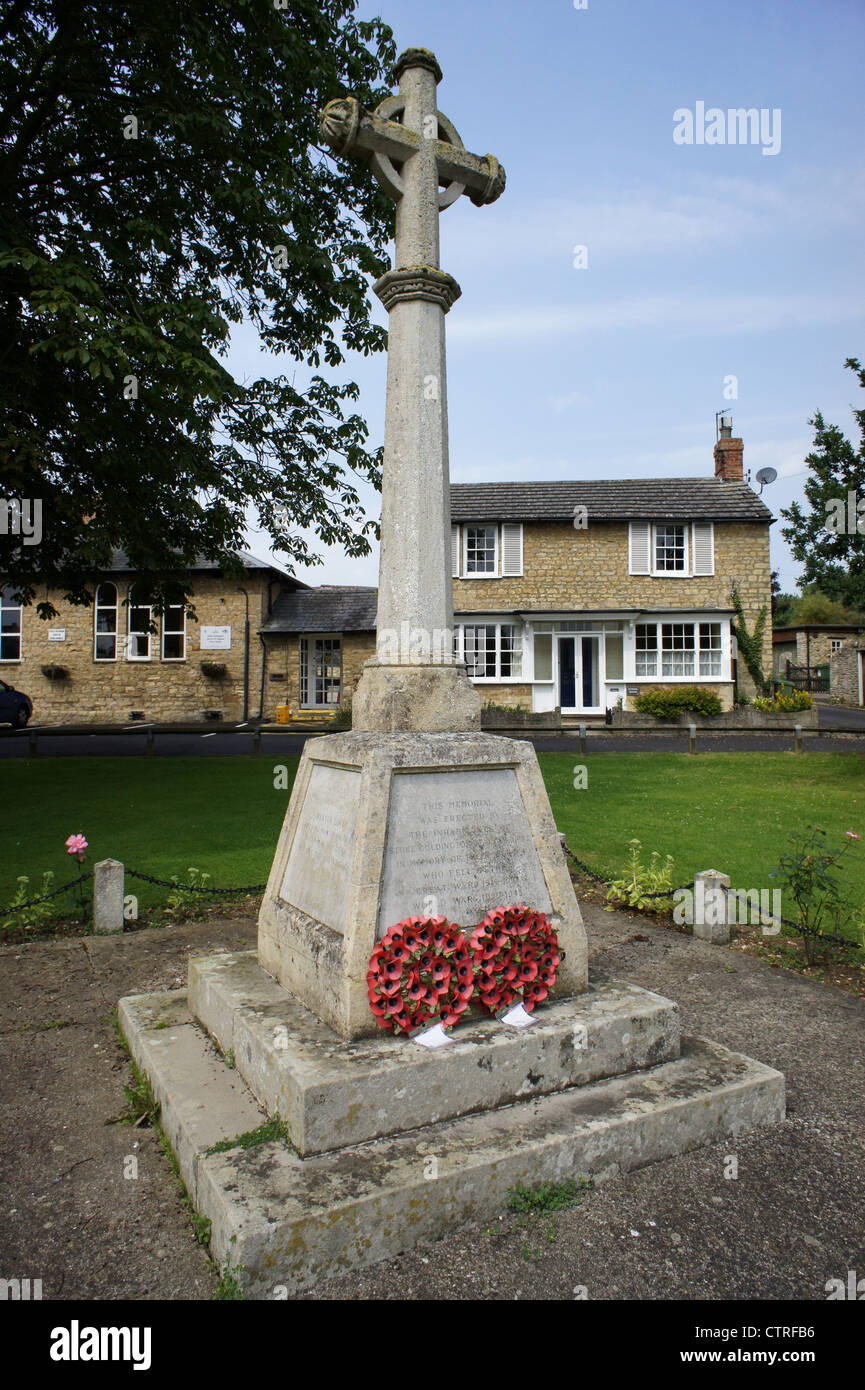 Stone Memoriale di guerra sul villaggio verde a Stoke Goldington, Buckinghamshire Foto Stock