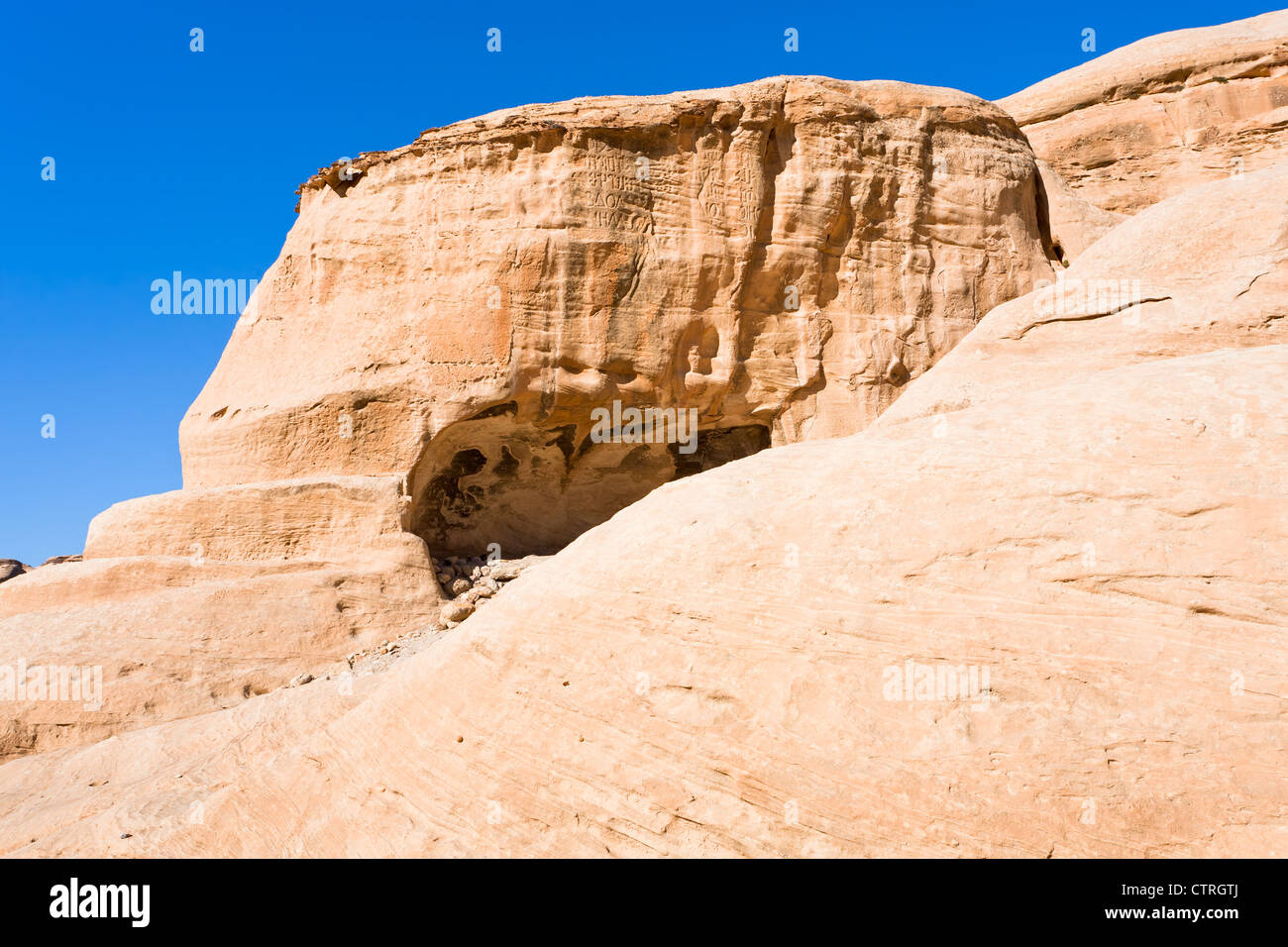 Antiche cave di pietra in pendenza di montaggio a Bab as-Siq, Petra, Giordania Foto Stock