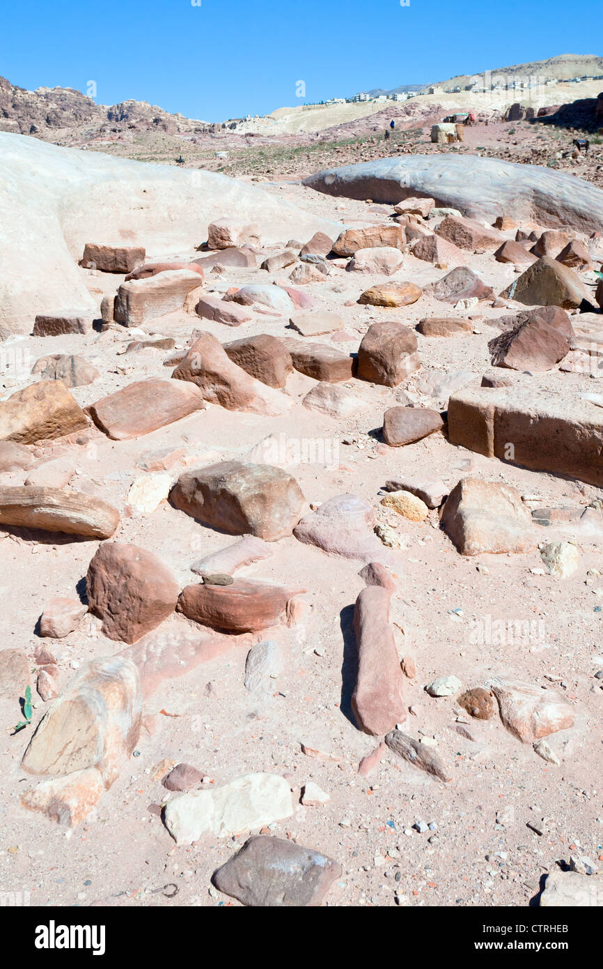 Ruderi di pietra nel deserto della valle di Petra, Giordania Foto Stock