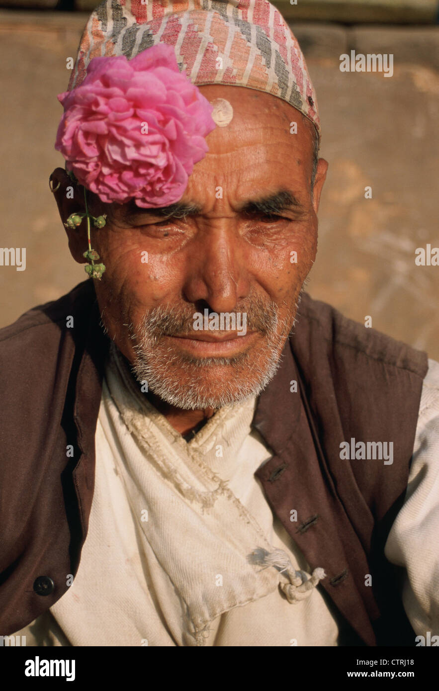 Nepalese tradizionalmente uomo vestito Foto Stock