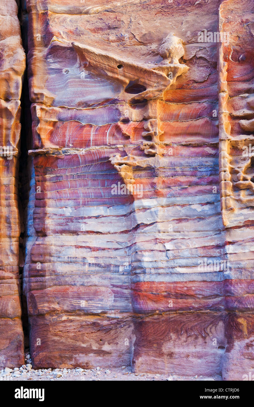 Tomba incompiuta in sandrock multicolore di Petra, Giordania Foto Stock