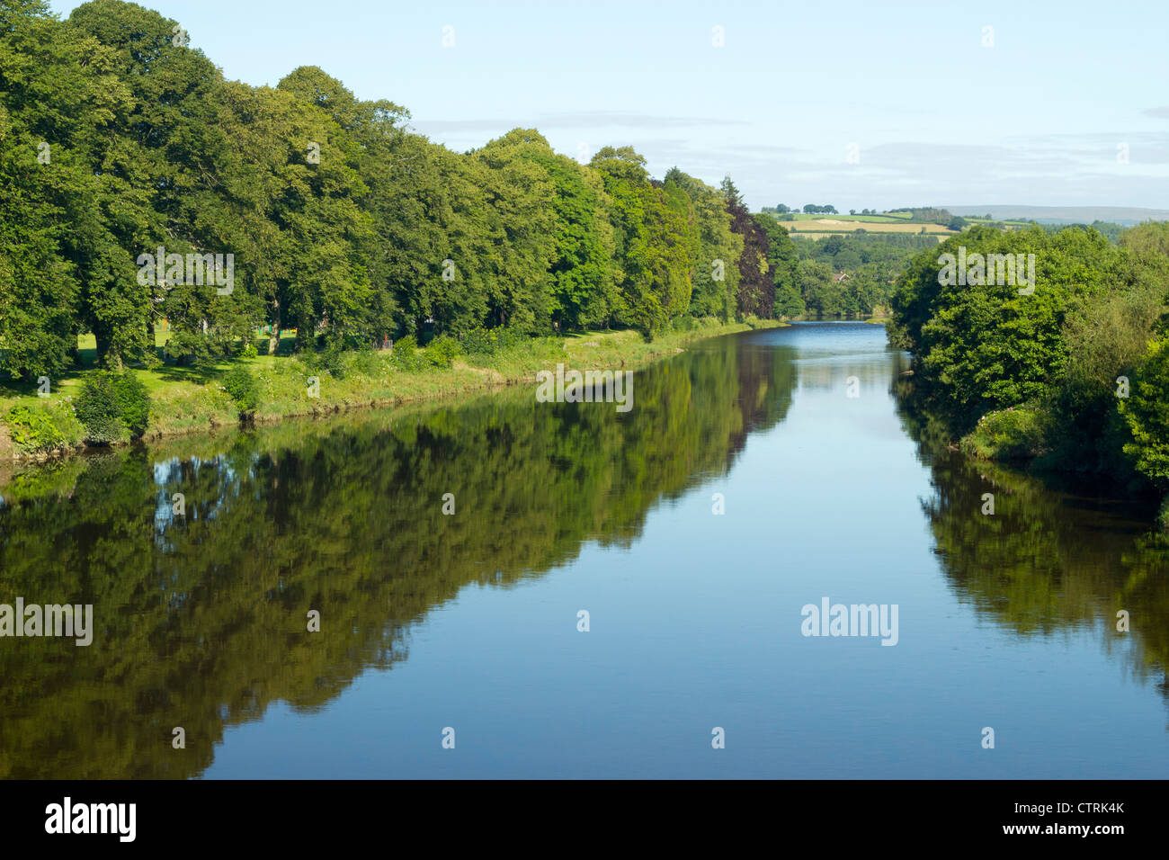 Riflessioni sul fiume Wye, guardando da Builth Wells ponte verso la Groe. Foto Stock