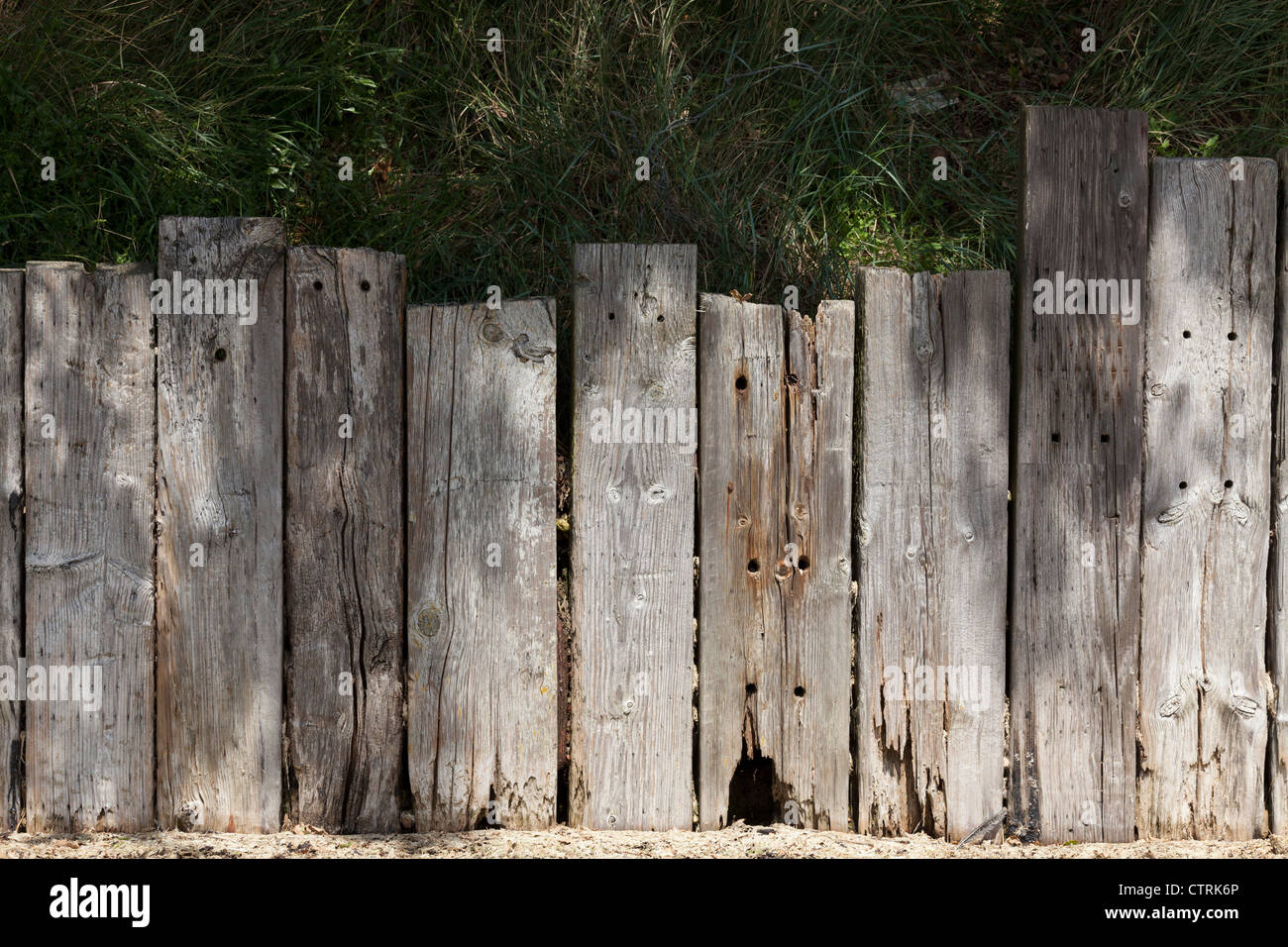 Le traverse in legno che funge da difesa del mare Foto Stock