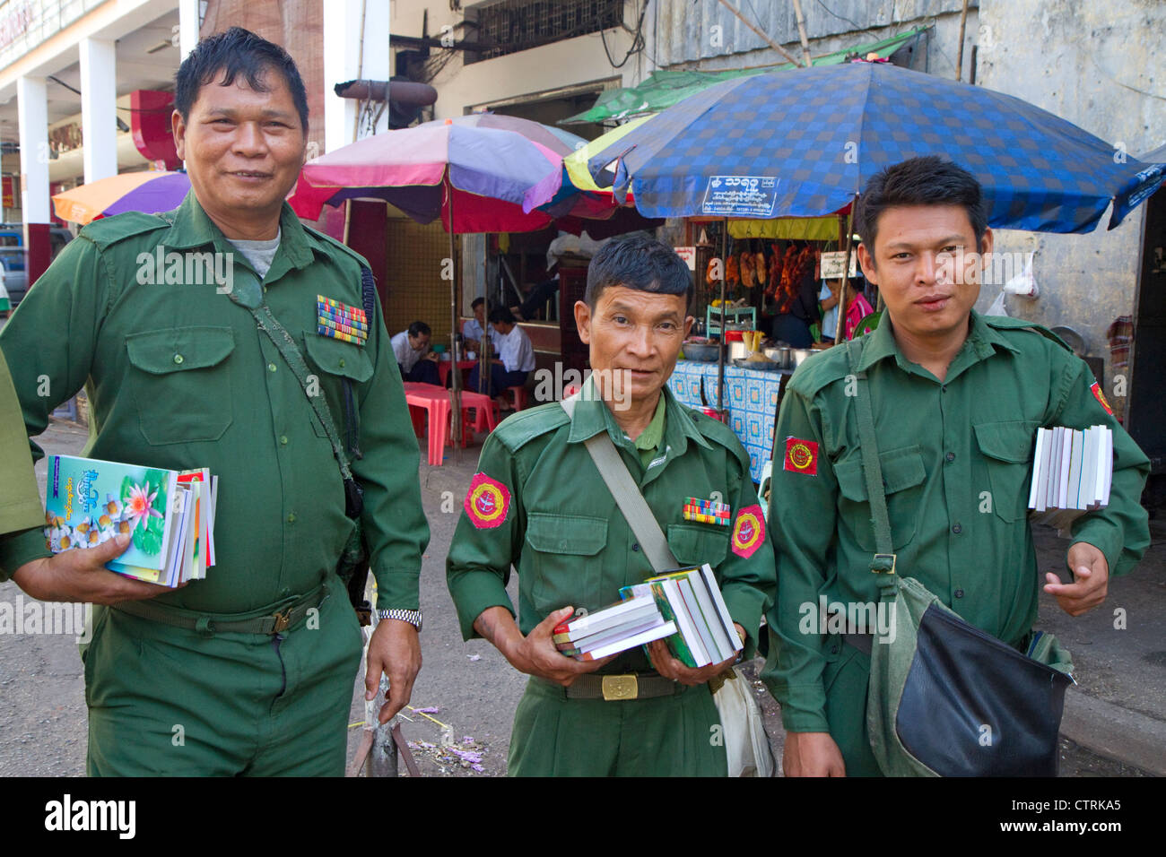 Birmano veterani militari in uniforme vendita libri sulla strada a (Rangoon) Yangon, Birmania (Myanmar). Foto Stock