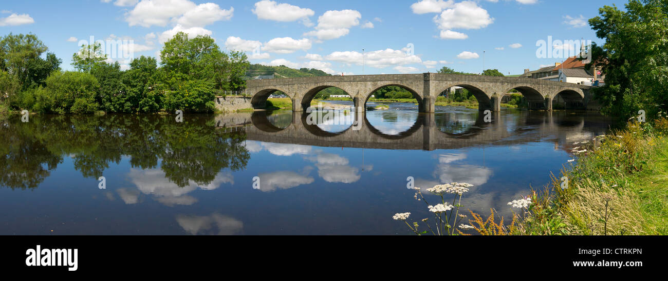 Builth bridge e il fiume Wye panorama a Builth Wells, Powys, metà del Galles, UK. Foto Stock