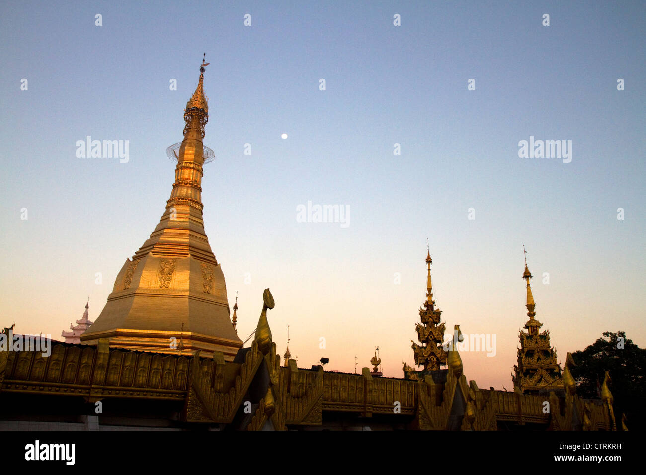 Sule Paya situato nel cuore del centro cittadino di (Rangoon) Yangon, Birmania (Myanmar). Foto Stock