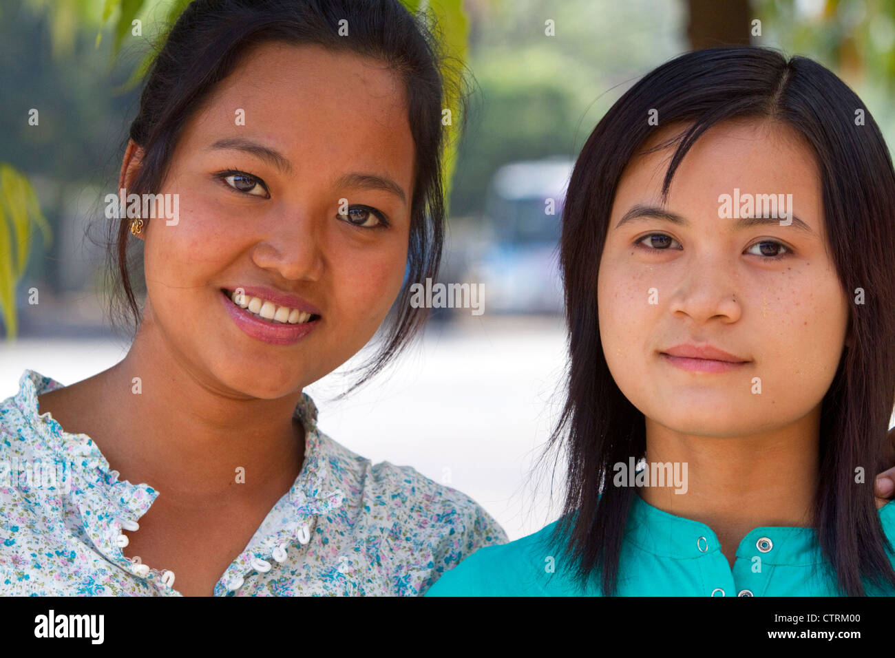 Ritratto di due ragazze birmane in (Rangoon) Yangon, Birmania (Myanmar). Foto Stock