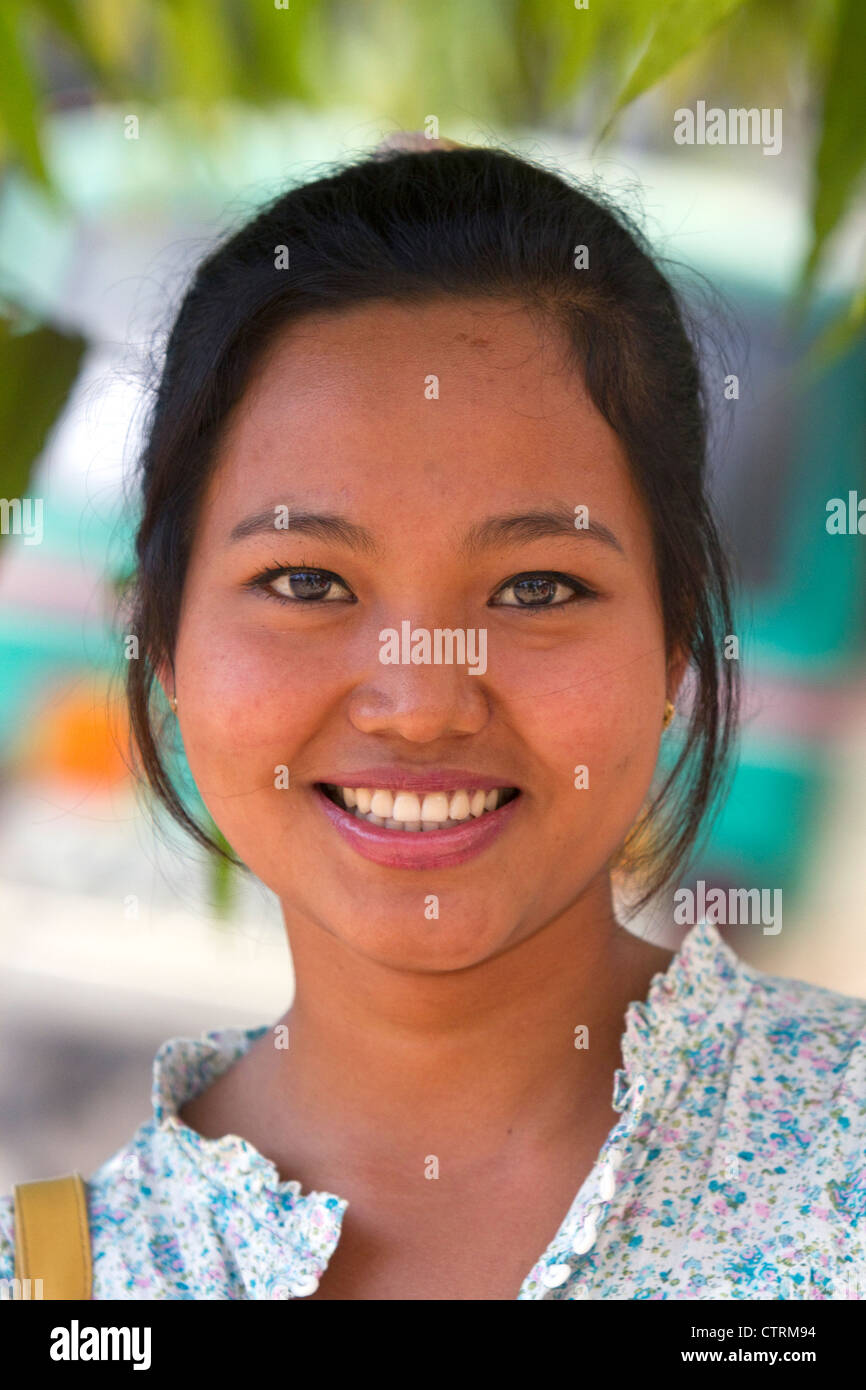 Ritratto di una ragazza birmano in (Rangoon) Yangon, Birmania (Myanmar). Foto Stock