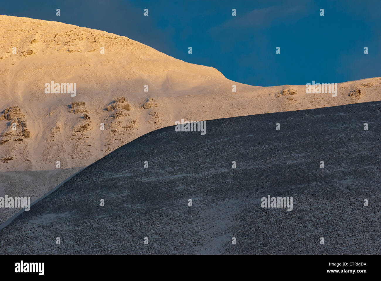 Massiccio del Adventdalen al crepuscolo, Spitsbergen, Norvegia, Europa Foto Stock