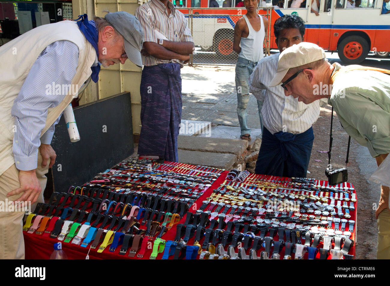 Knock off americano orologi di marca venduti in (Rangoon) Yangon, Birmania (Myanmar). Foto Stock