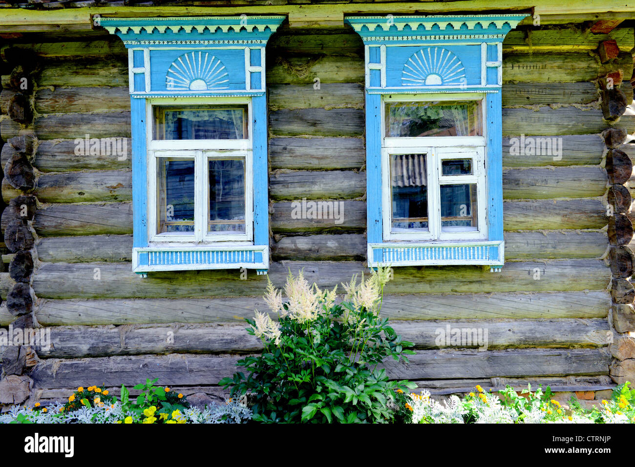 Tradizionale russo windows scolpiti plat band di casa in legno Foto Stock