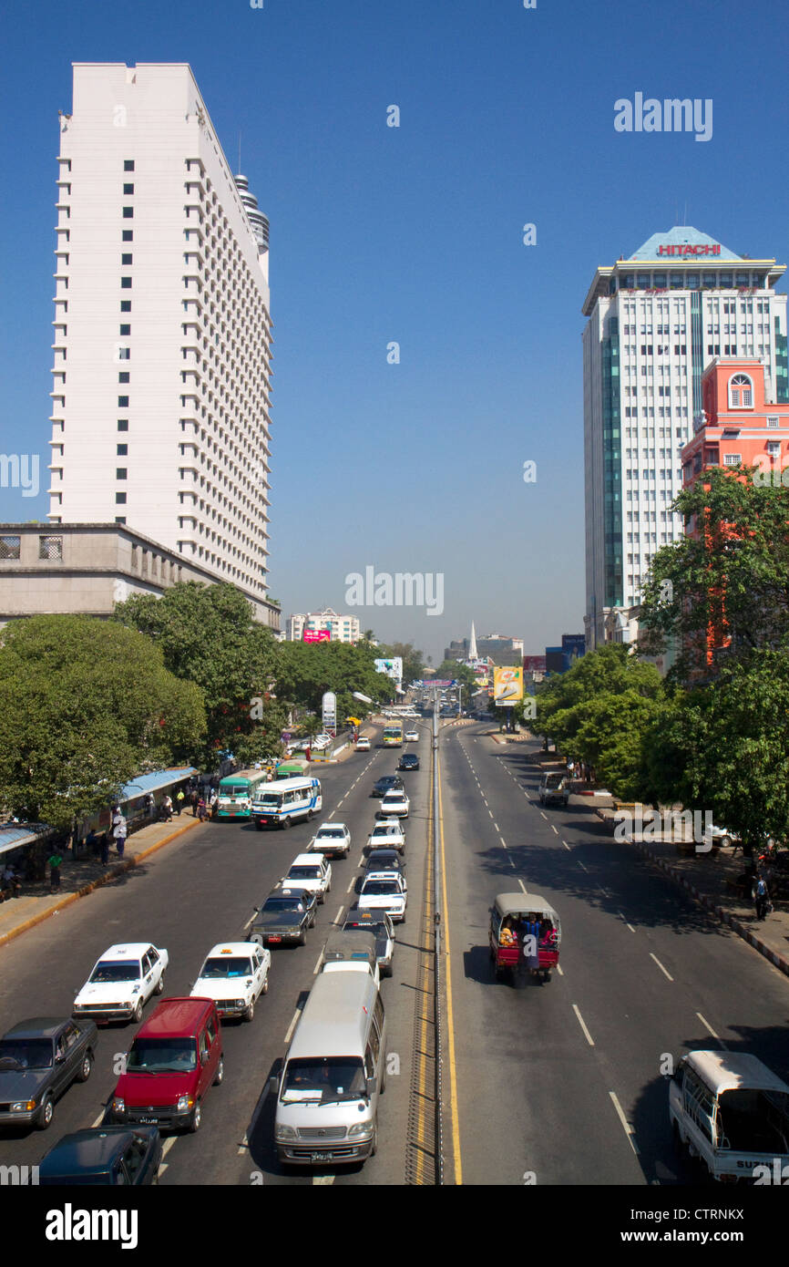Sule Paya Road si trova nel cuore del centro cittadino di (Rangoon) Yangon, Birmania (Myanmar). Foto Stock
