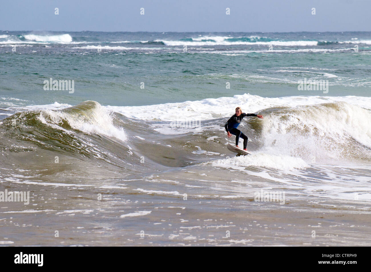 Un surfista al largo di Margaret River in Australia Occidentale. Foto Stock