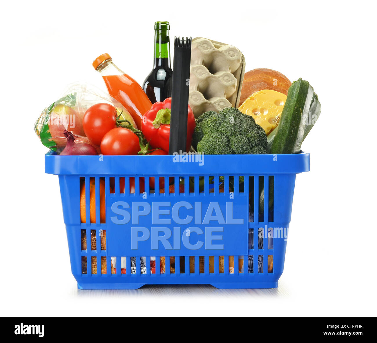 Composizione con carrello e negozi di generi alimentari isolato su bianco Foto Stock