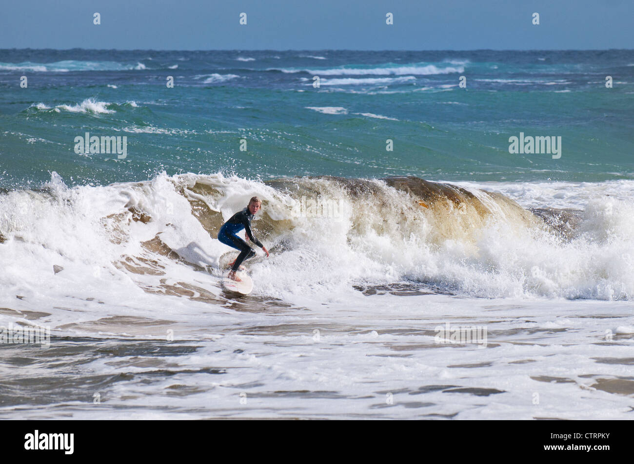 Un surfista al largo della costa di Margaert River in Australia Occidentale Foto Stock