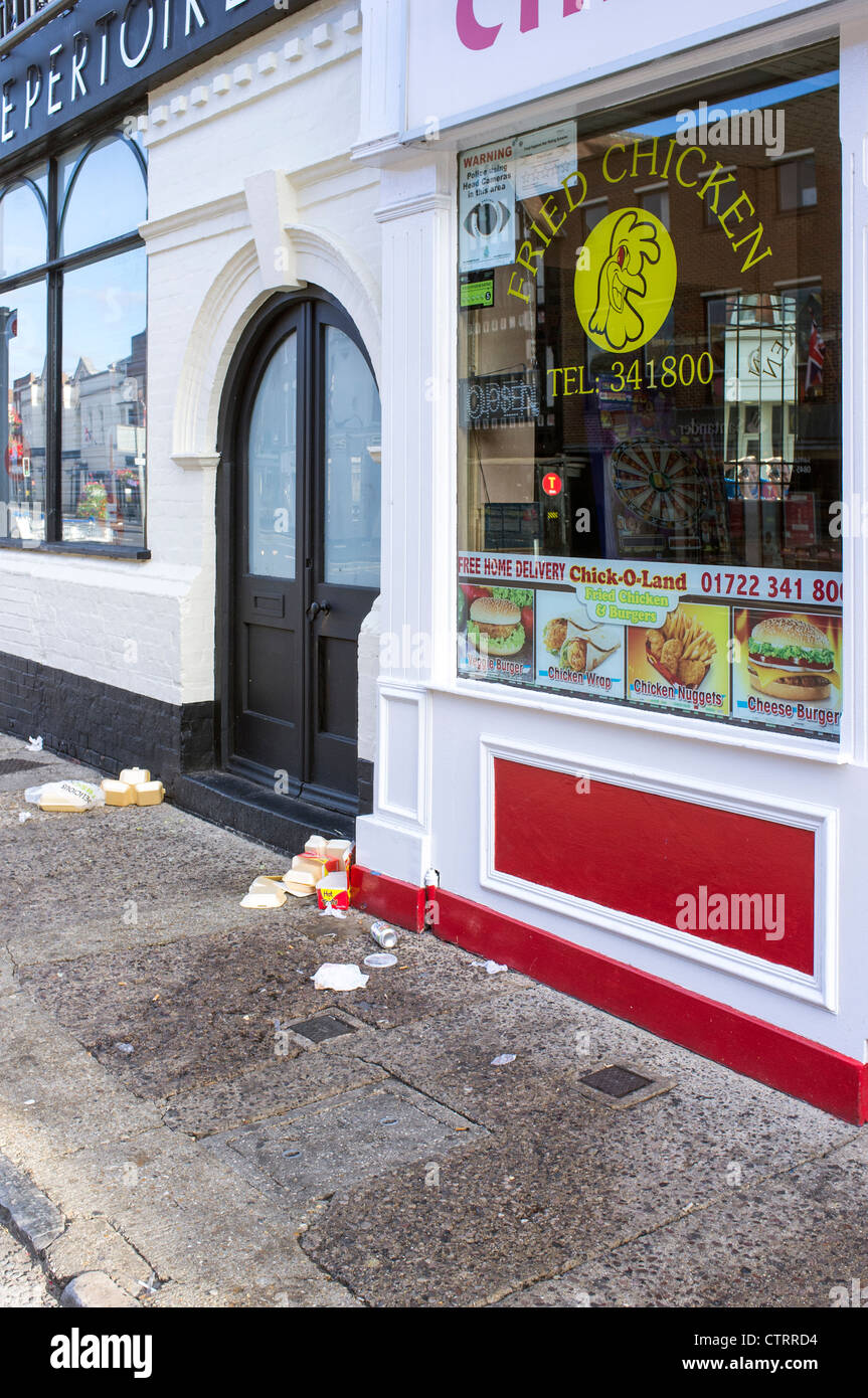 Takeaway food packaging oggetto di dumping in strada al di fuori di un ristorante fast food Foto Stock