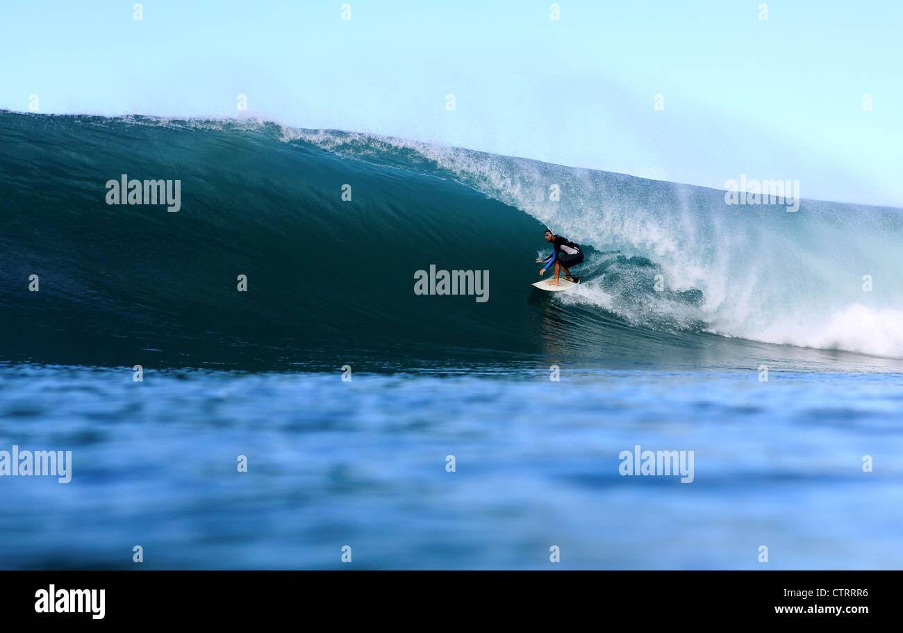 Navigare all'interno del tubo su una onda a Lagundri Bay sull'isola di Nias, nel nord di Sumatra. Foto Stock