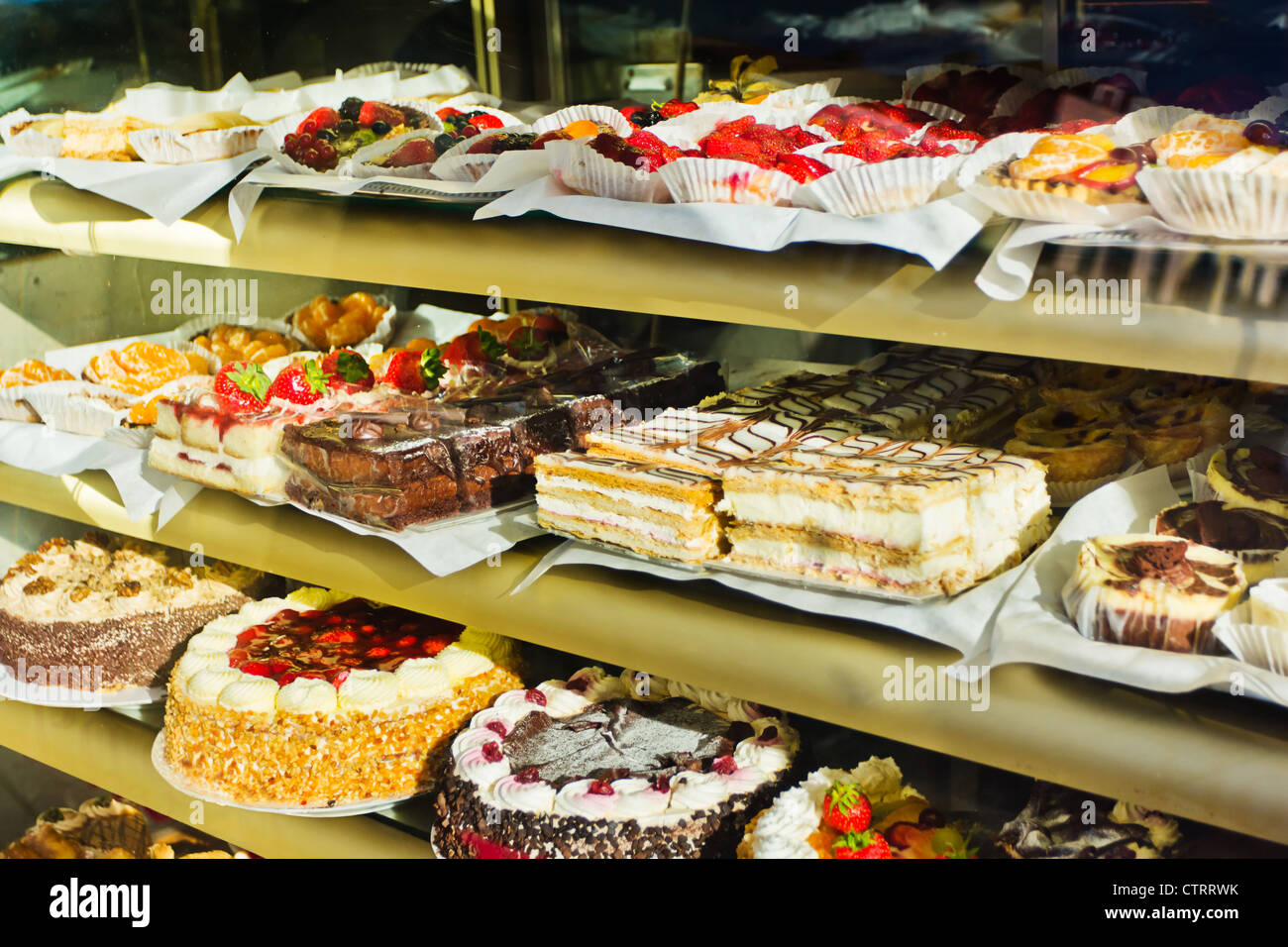 Finestra di un negozio di dolci con una varietà di torte sul display Foto Stock