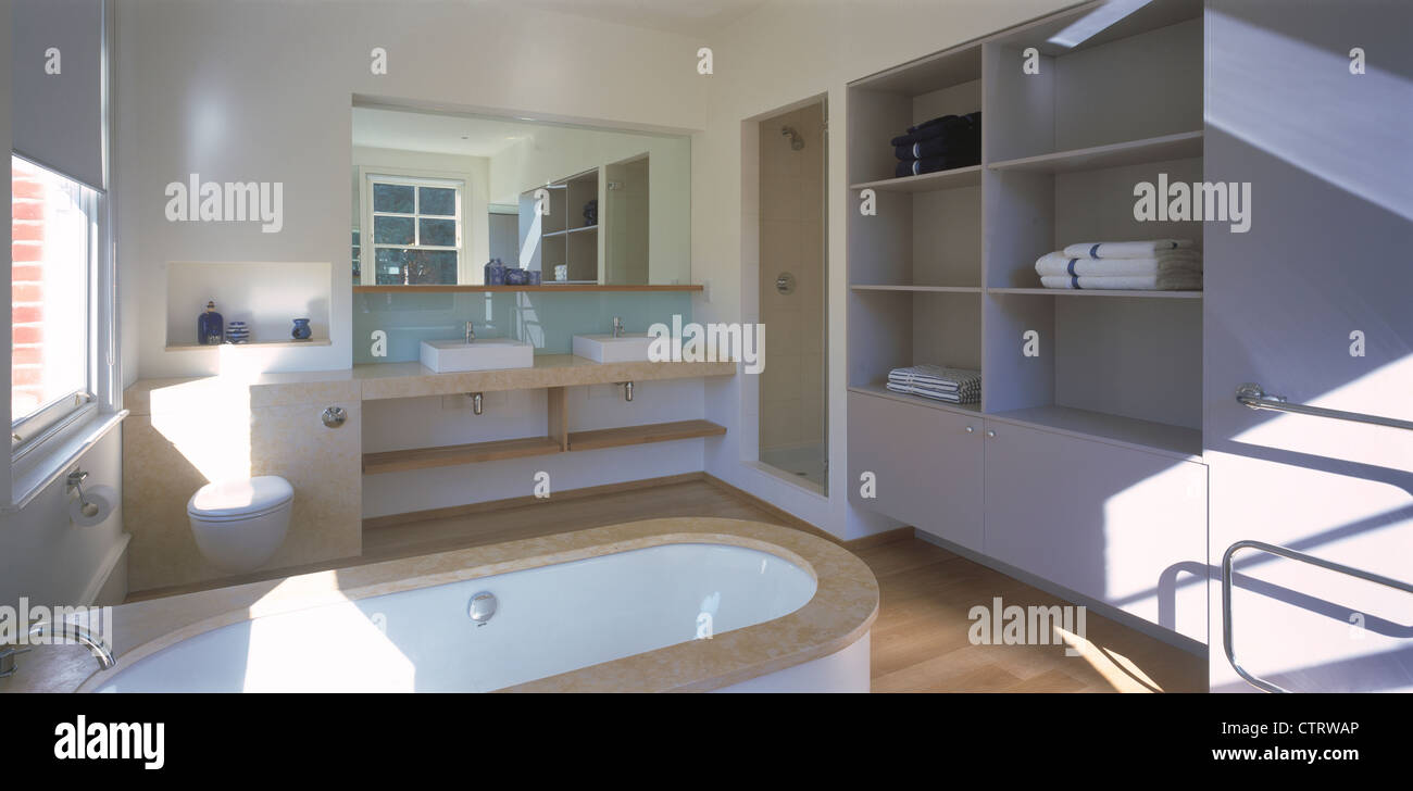 Casa privata master en-suite con bagno costruito in scaffali Foto Stock