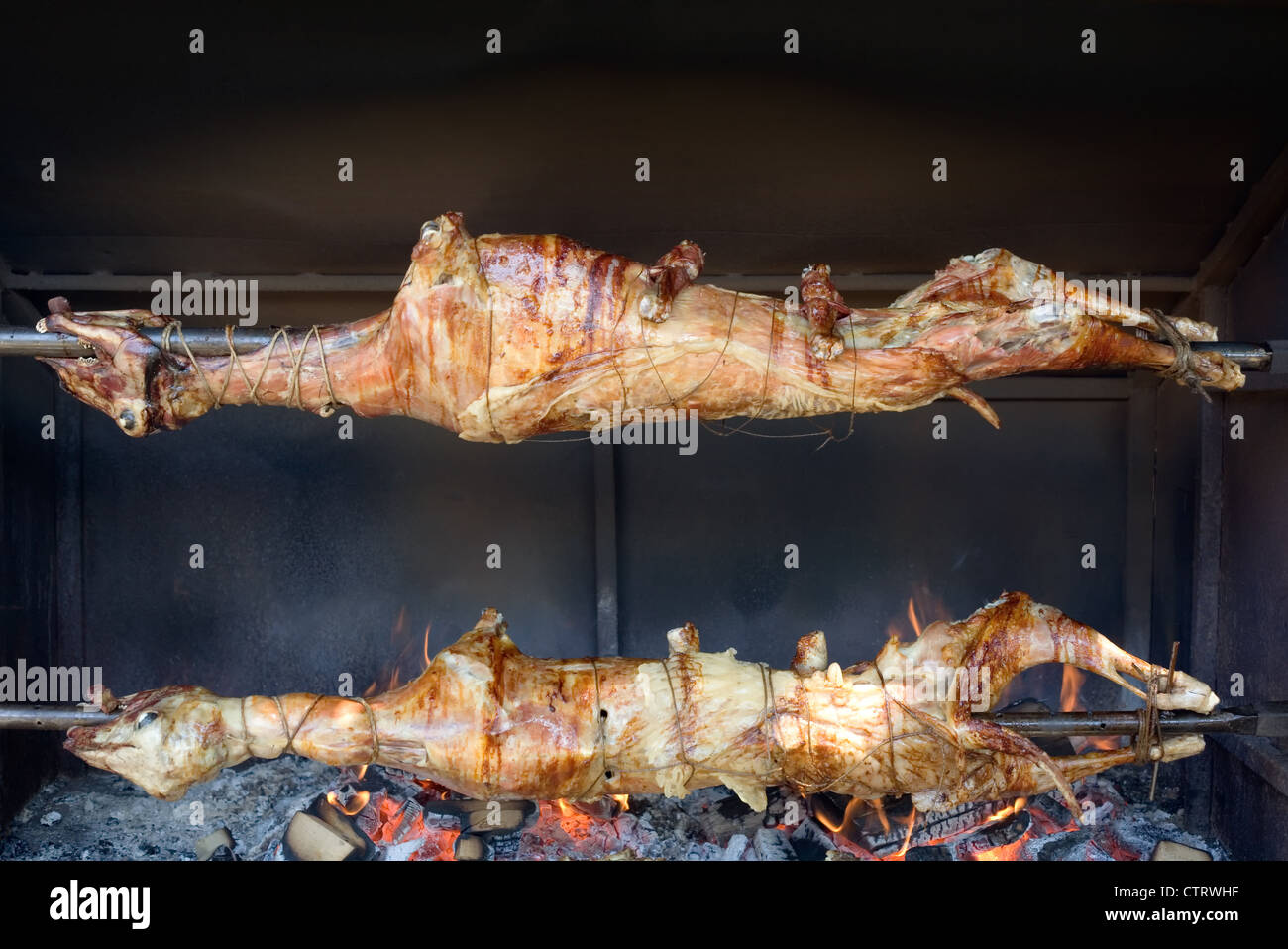 Due agnelli la tostatura su Barbecue spiedo Foto Stock