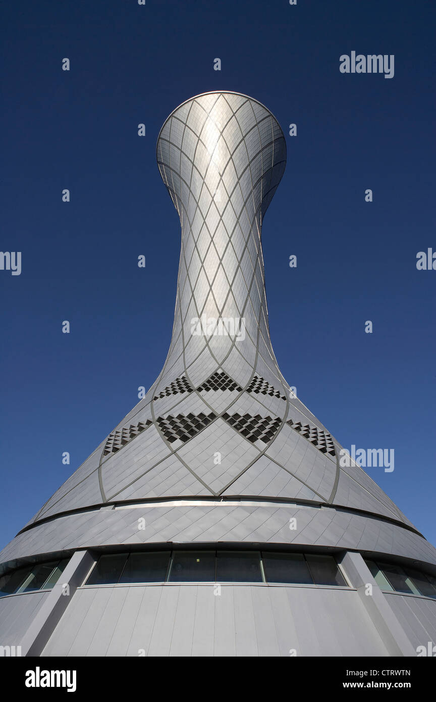 Il controllo del traffico aereo tower stand alone vista dalla base Foto Stock