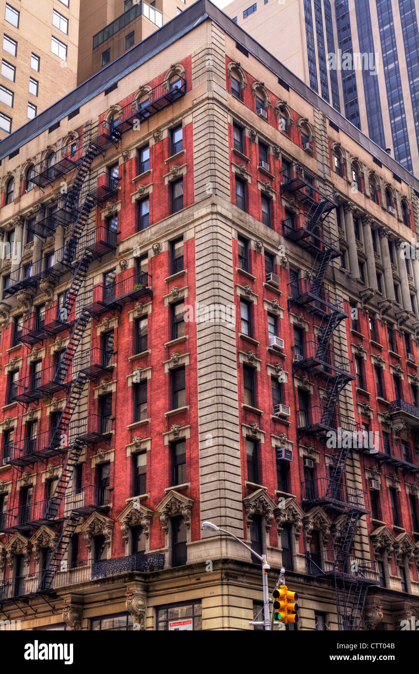 Tipico esterno dell edificio nel centro di Manhattan, New York City con il ferro battuto fire fuoriesce sul lato esterno. Foto Stock