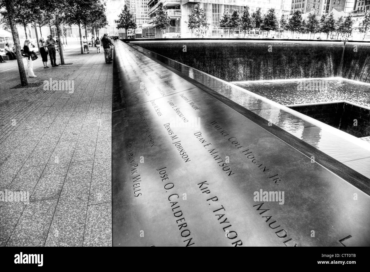 Ground Zero di new york memorial cascata con nomi incisi intorno al bordo esterno dove persone in lutto si riuniscono per pagare rispetti a 9/11 Foto Stock