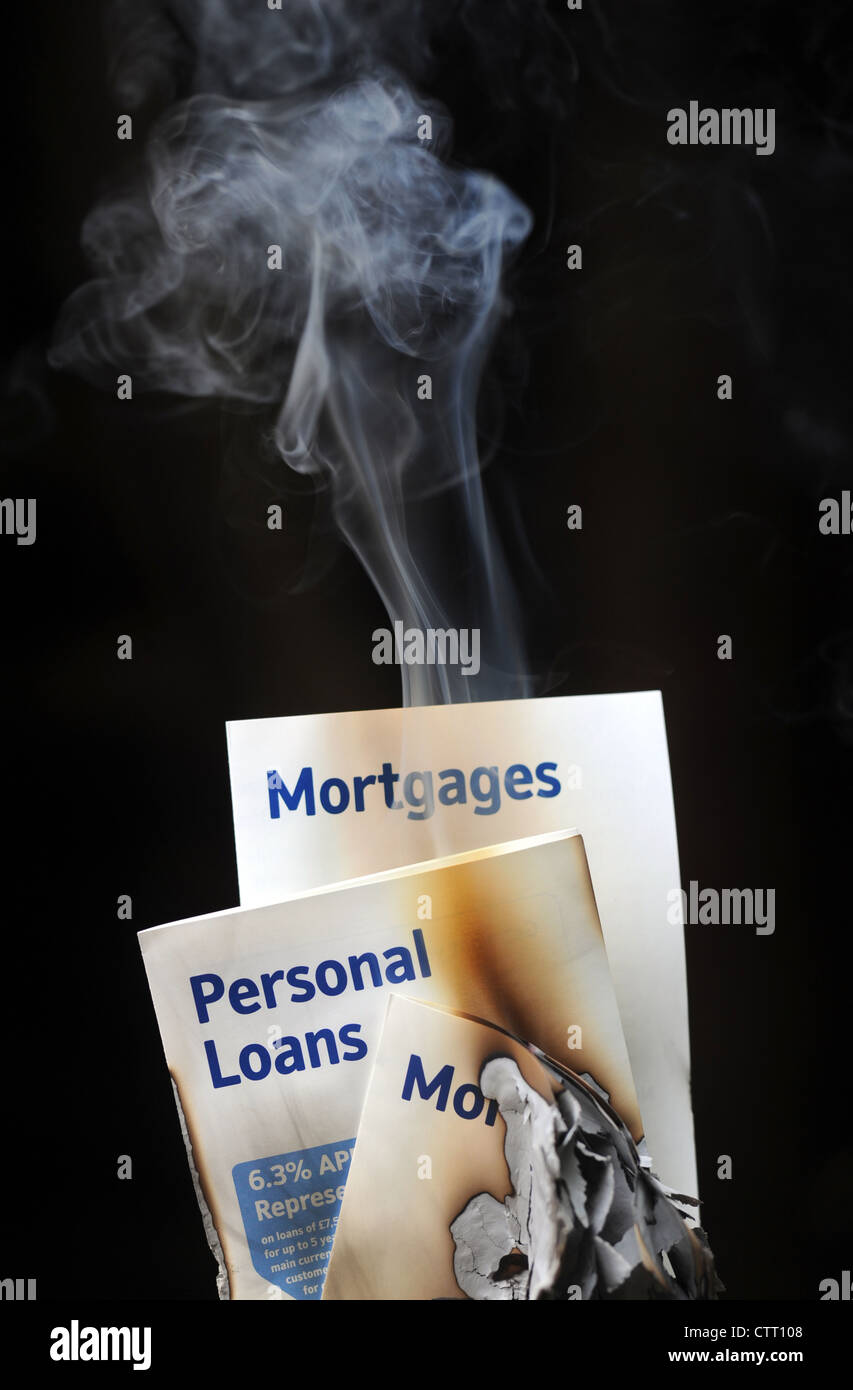 Il fumo la masterizzazione di mutui e prestiti volantini RE prestiti mutui casa DEI REDDITI ACQUIRENTI HOME HOMEOWNERS DOTAZIONI INTERESSE REGNO UNITO Foto Stock
