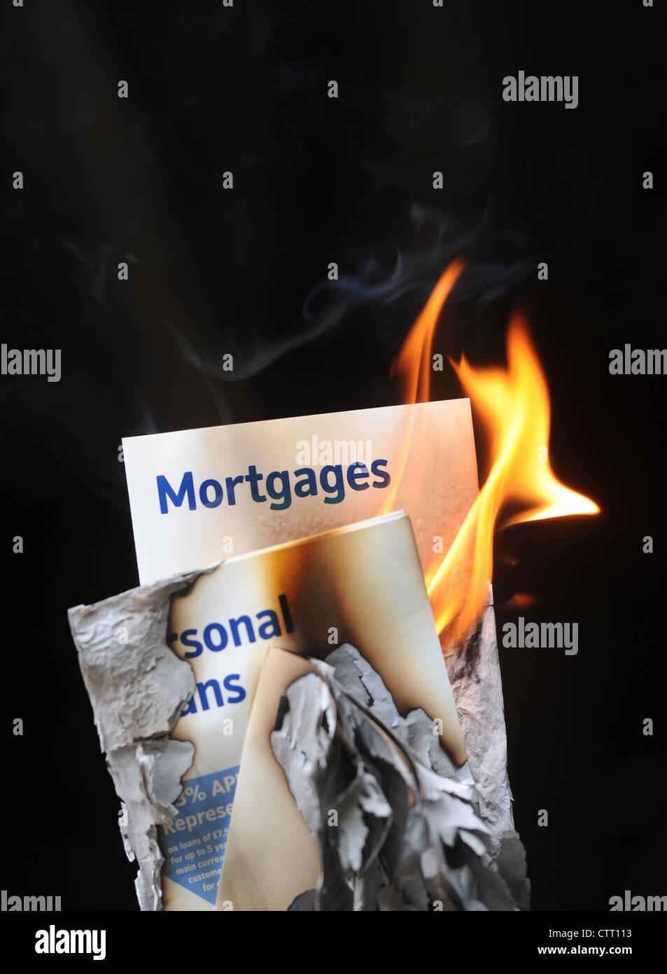 Il fumo la masterizzazione di mutui e prestiti volantini RE prestiti mutui casa DEI REDDITI ACQUIRENTI HOME HOMEOWNERS DOTAZIONI INTERESSE REGNO UNITO Foto Stock