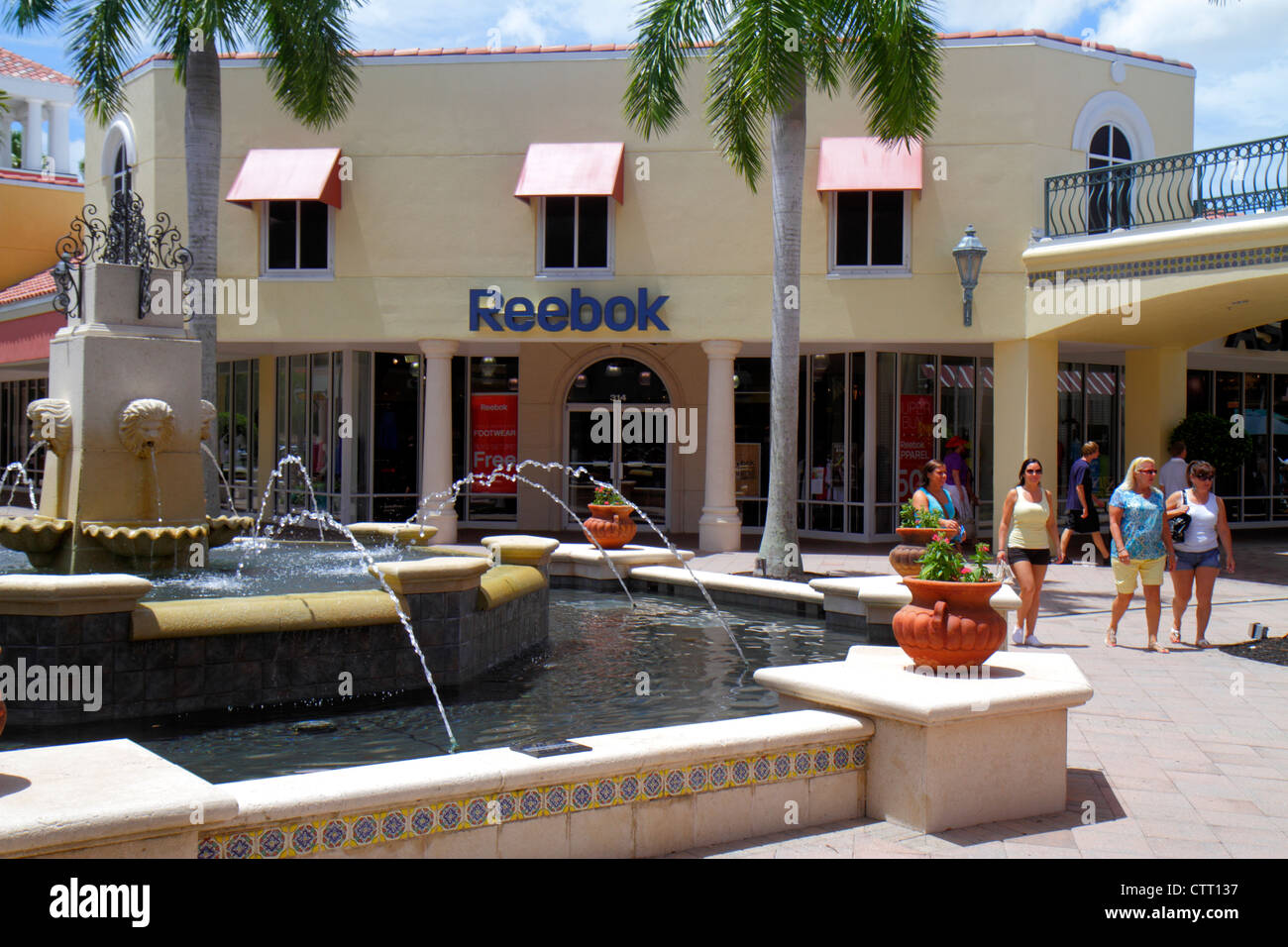 Florida Lee County,estero,Miromar Outlets,shopping shopper shopping negozi mercati di mercato di vendita di acquisto, negozi al dettaglio negozi business Foto Stock