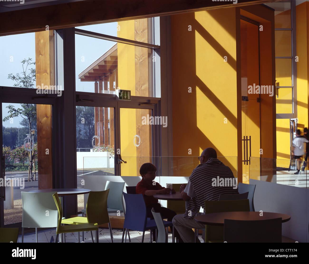 Beaulejour centro sportivo della vista di dettaglio attraverso cafe Foto Stock