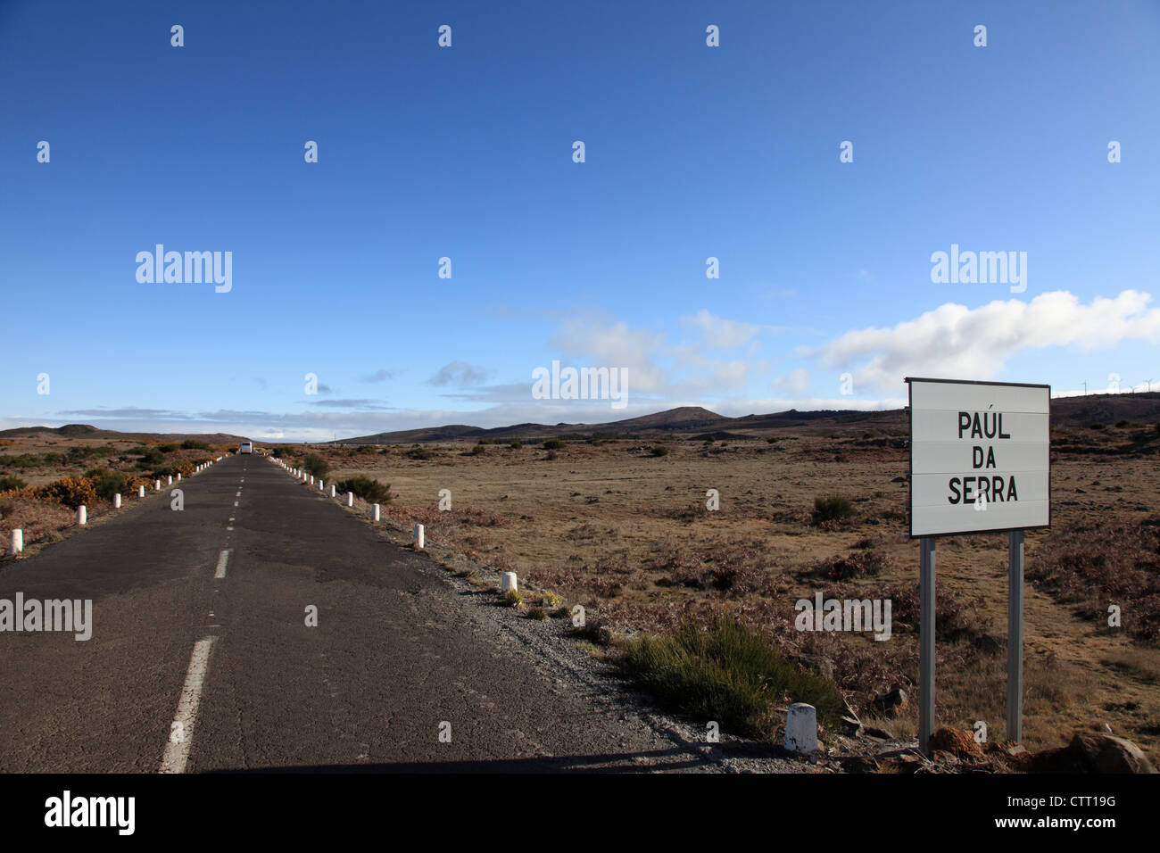 Segno e country road sul plateau Paul da Serra, Madeira, Portogallo, dell'Europa. Foto di Willy Matheisl Foto Stock