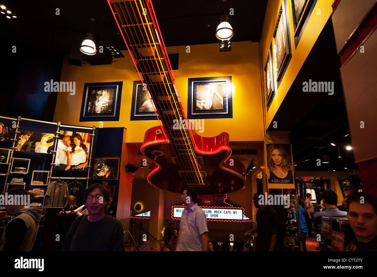 Chitarra gigantesca all'interno dell'Hard Rock Cafe in New York City Manhattan interno Foto Stock