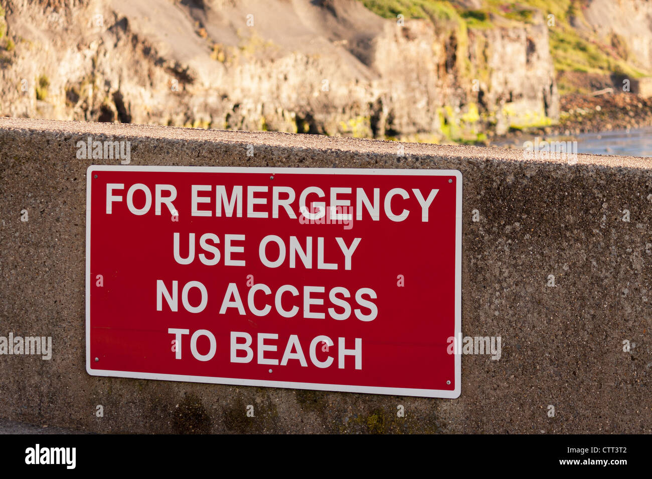 Soltanto per uso di emergenza e nessun accesso alla spiaggia di segno. Foto Stock