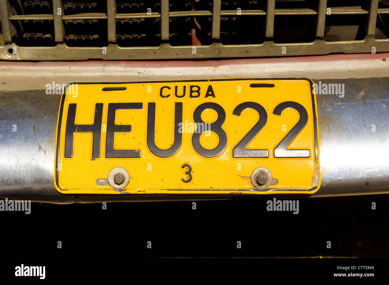 Chiusura del numero di targa sul paraurti di una vecchia auto cubano Foto Stock