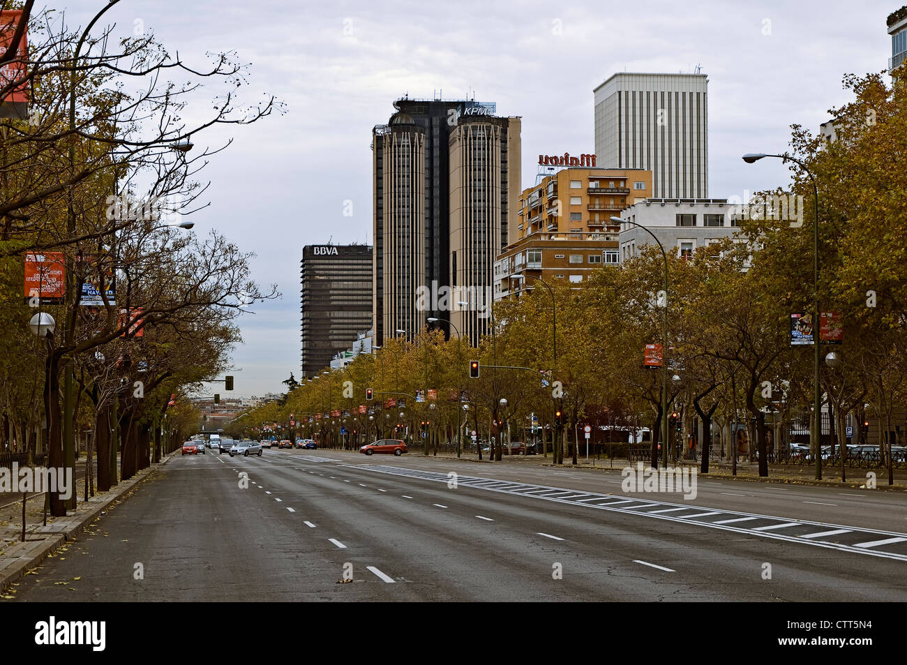 Vista dal Paseo de la Castellana della città di Madrid il centro finanziario con la Torre Picasso e la torre di Europa, Azca area, Spagna Foto Stock
