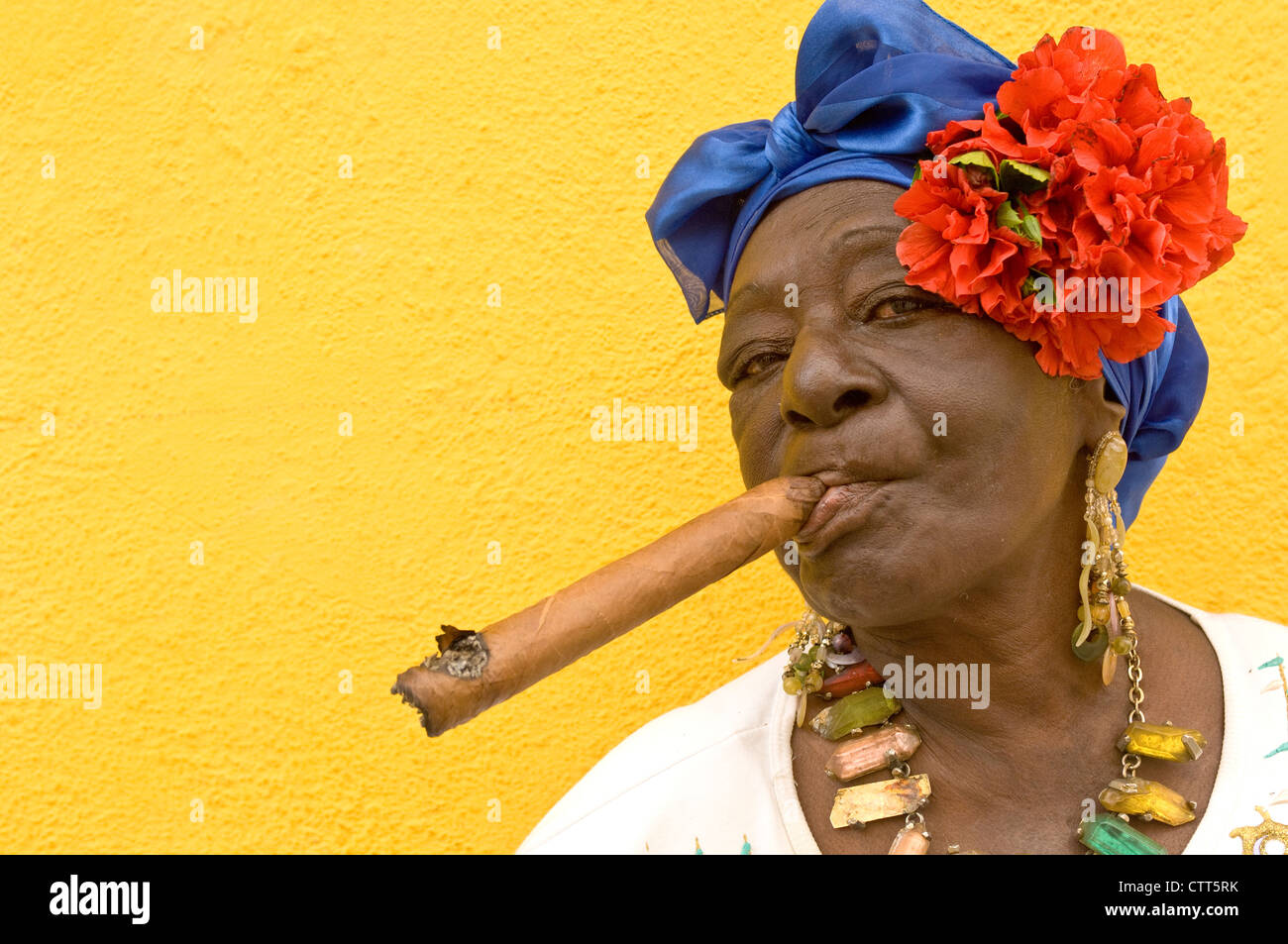 Locale donna cubana, nel tradizionale costume coloniale, nella Habana Vieja distretto di Havana, Cuba, vicino alla Plaza de la Catedral Foto Stock