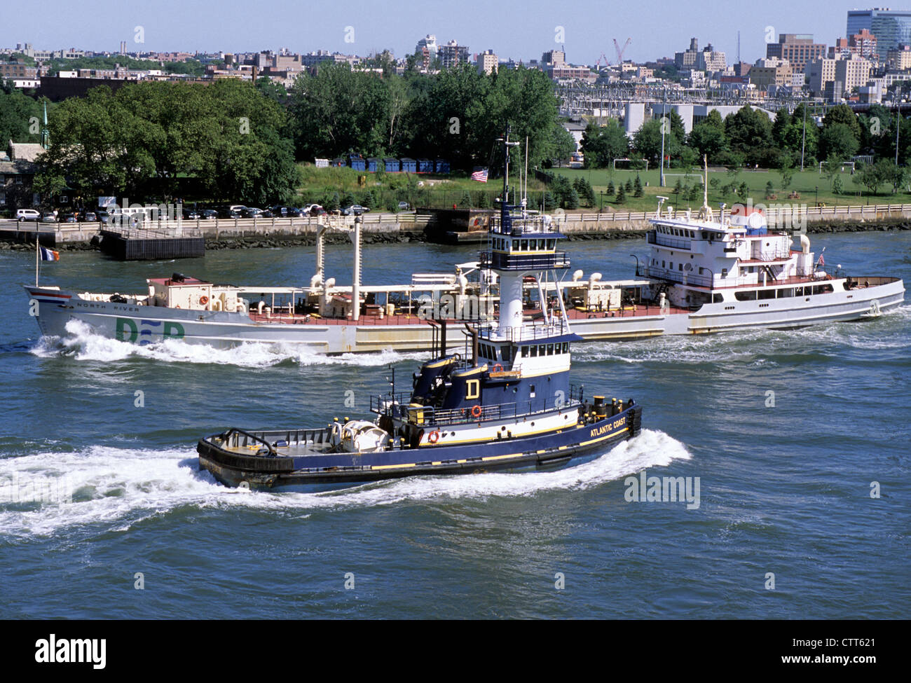 Rimorchiatore New York East River, passando per la nave del Dipartimento di protezione ambientale. Traffico fluviale. New York City, navi e rimorchiatori traffico fluviale, Stati Uniti Foto Stock