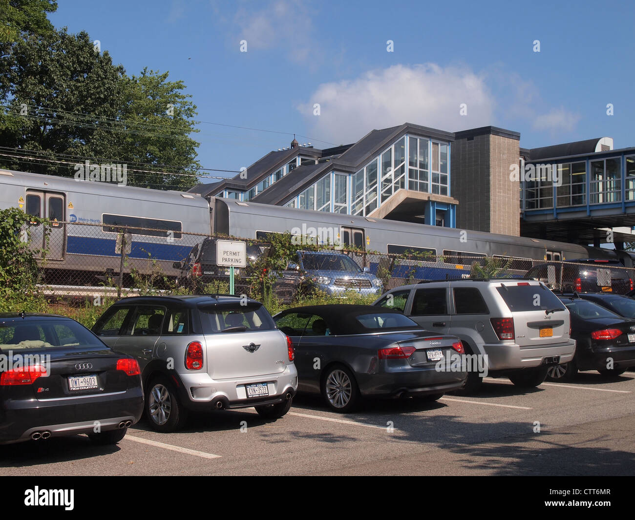 Consentire il parcheggio per i pendolari a nord la stazione ferroviaria di White Plains, New York, Stati Uniti d'America, 16 luglio 2012, © Katharine Andriotis Foto Stock