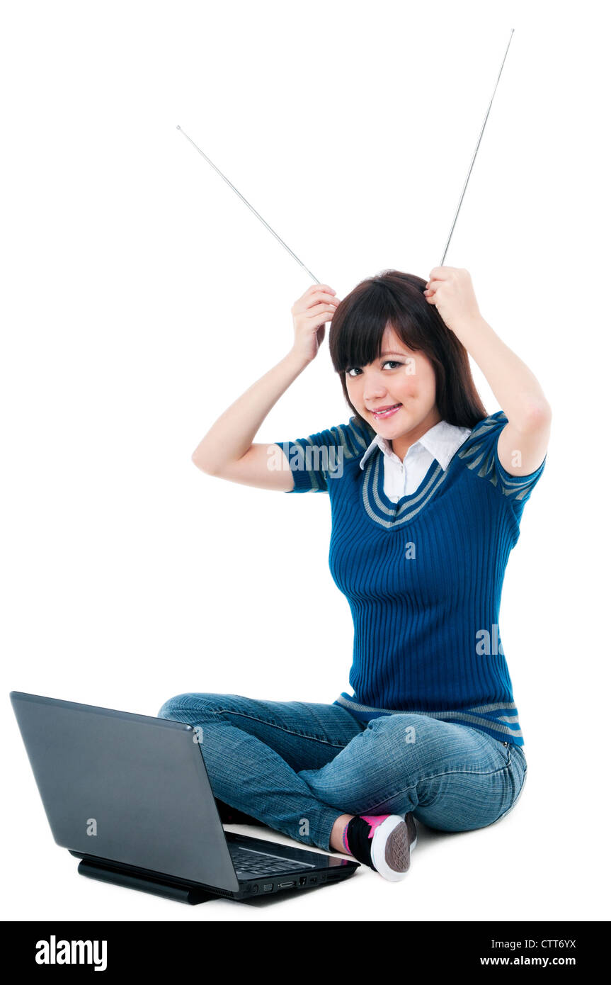 Carino giovane donna asiatica con laptop e tenendo le antenne sulla testa Foto Stock