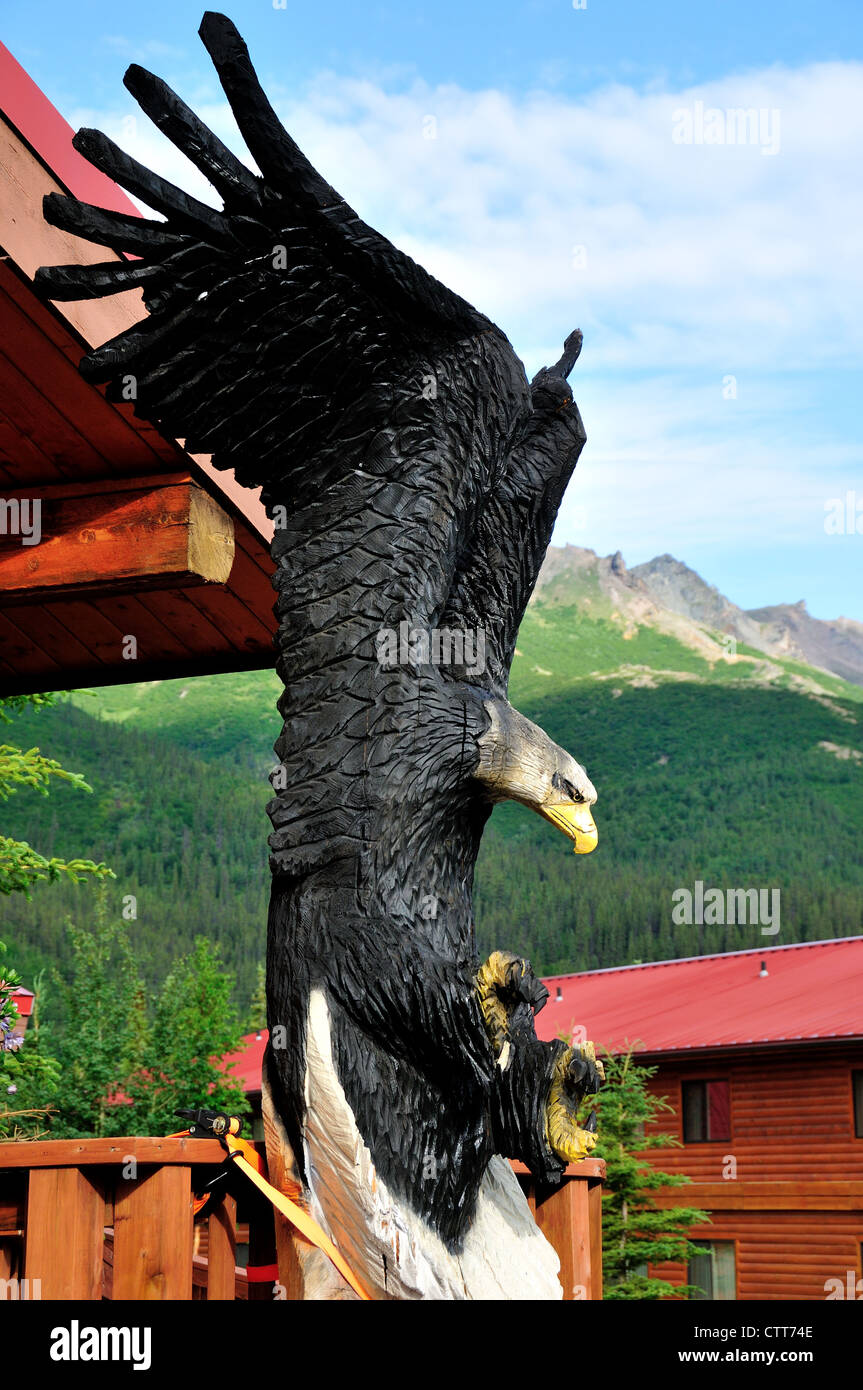 Un legno scolpito bold eagle presso un negozio di souvenir vicino a Parco Nazionale e Riserva di Denali, Alaska, STATI UNITI D'AMERICA Foto Stock