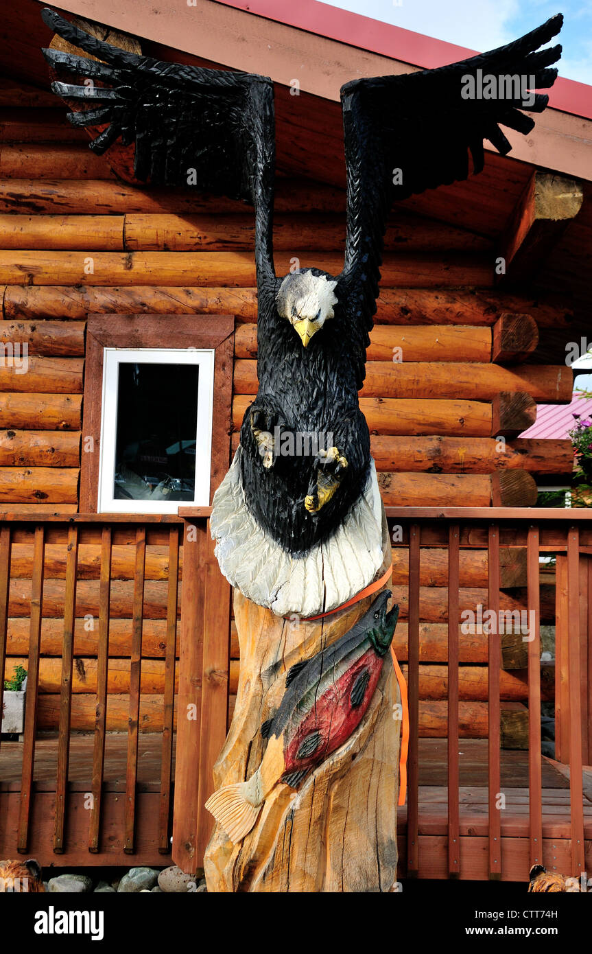 Un legno scolpito bold eagle la cattura del salmone ad un negozio di souvenir vicino a Parco Nazionale e Riserva di Denali, Alaska, STATI UNITI D'AMERICA Foto Stock