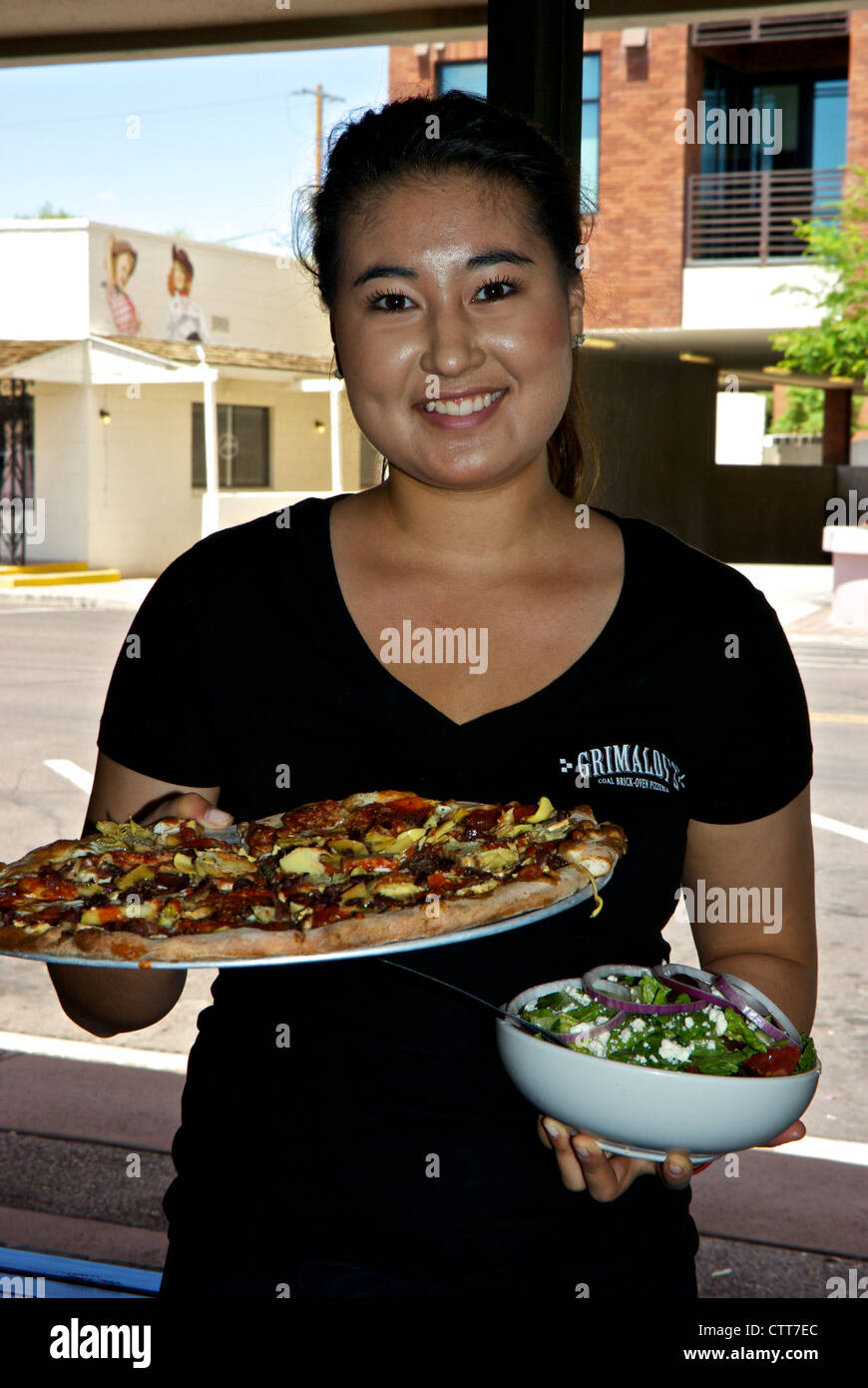 Cameriera deluxe con cuore di carciofo insalata pizza Grimaldi's restaurant Old Town Scottsdale AZ Foto Stock